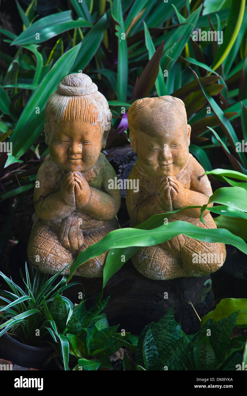 Statuen im CHUMPHON CABANA ein nachhaltig geführte Resort und Dive Center - CHUMPHON, THAILAND Stockfoto