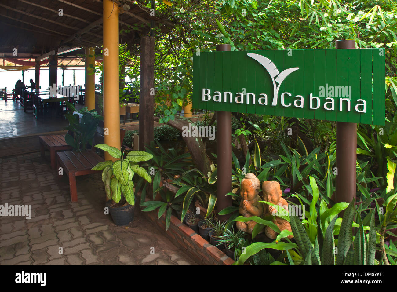 Das Restaurant im CHUMPHON CABANA ein nachhaltig geführte Resort und Dive Center - CHUMPHON, THAILAND Stockfoto