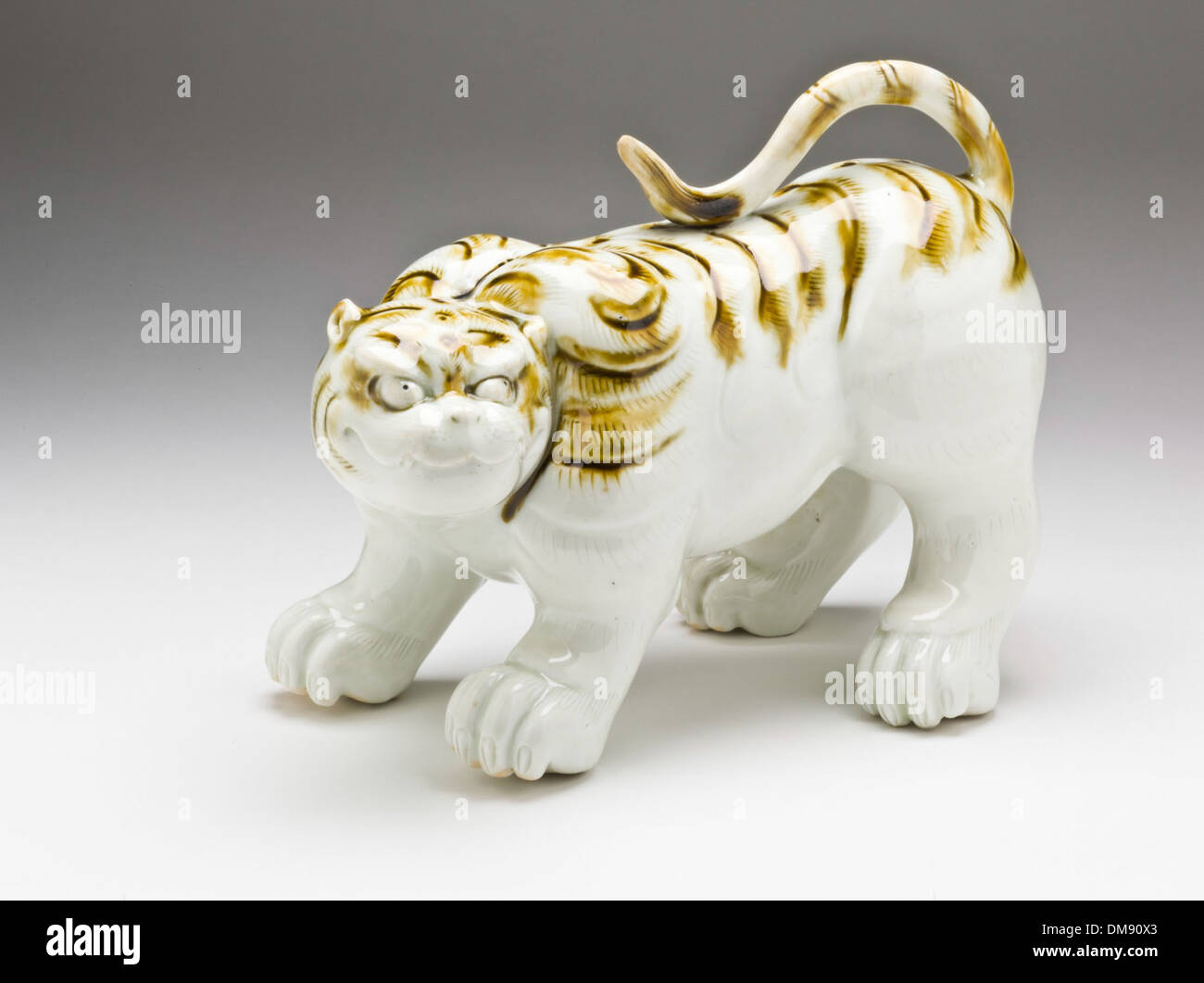 Dieses Artefakt, Tiger 2000.173.9, ist ein bedeutendes Beispiel für antike und islamische Kunst und veranschaulicht die reichen künstlerischen Traditionen des Nahen Ostens. Es verbindet Elemente islamischen Designs mit antiken Einflüssen und repräsentiert den interkulturellen Austausch und die Handwerkskunst der Zeit. Stockfoto