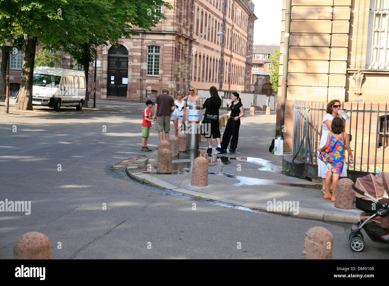 Städtische Straße Wasserpumpe während der heißen Tage im Sommer Stockfoto