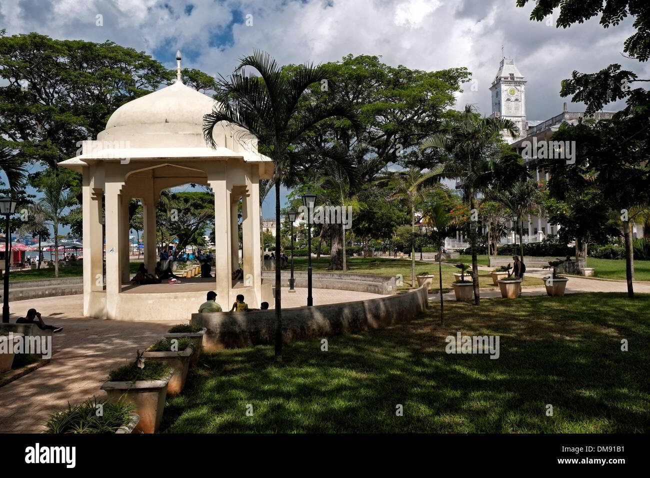 Die Forodhani-Gärten sind auch als Jubilee Gardens und kürzlich als Forodhani Park in Stone Town bekannt, auch bekannt als Mji Mkongwe auf der Insel Sansibar Ostafrika. Stockfoto