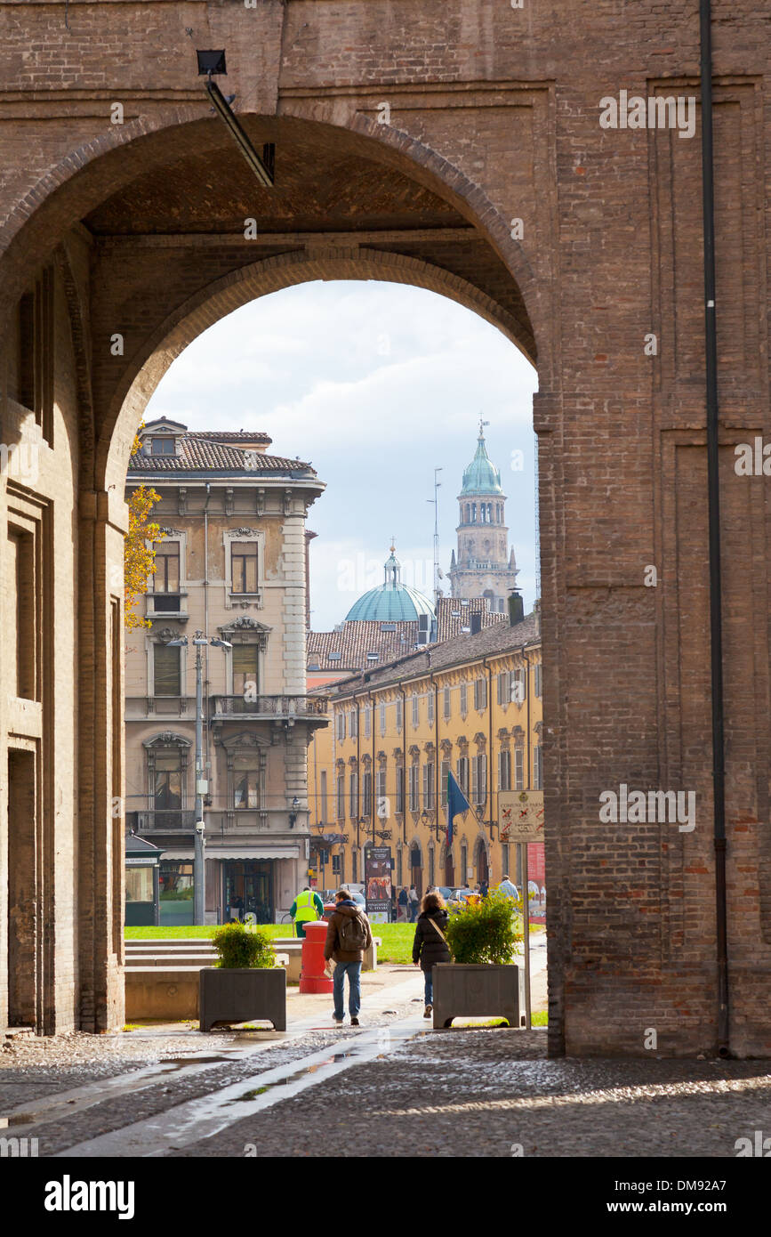 Blick auf den Dom durch Bogen von Piazza della Pilotta, in Parma Stockfoto