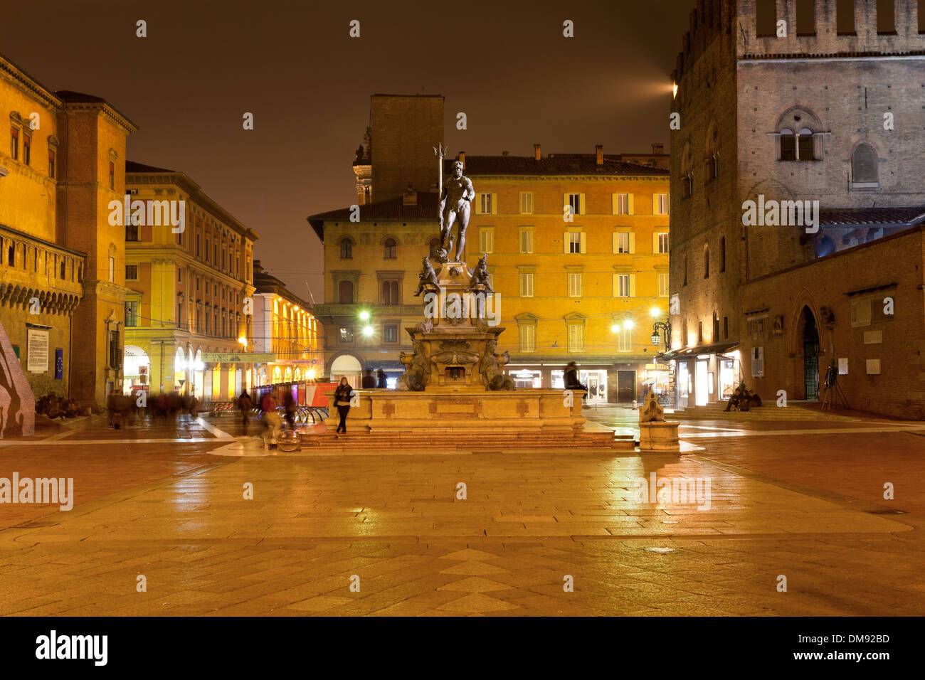 Panorama des Piazza del Nettuno in Bologna in der Nacht Stockfoto