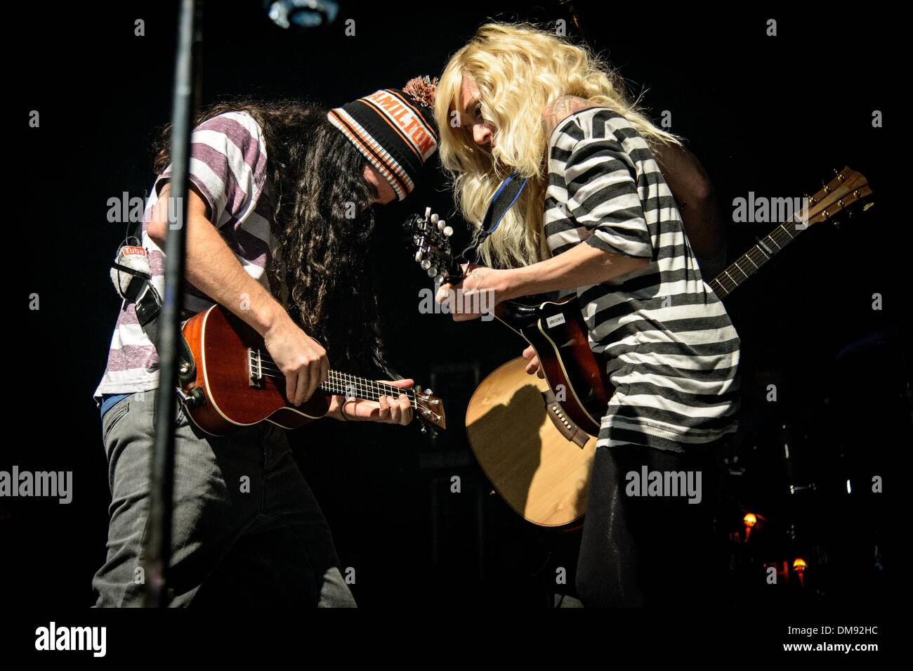 Toronto, Ontario, Kanada. 12. Dezember 2013. Mitglieder der kanadische Rock band '' Walk Off The Earth'' (WOTE) GIANNI LUMINATI. SARAH BLACKWOOD trat beim Sound Academy in Toronto. Bildnachweis: Igor Vidyashev/ZUMAPRESS.com/Alamy Live-Nachrichten Stockfoto