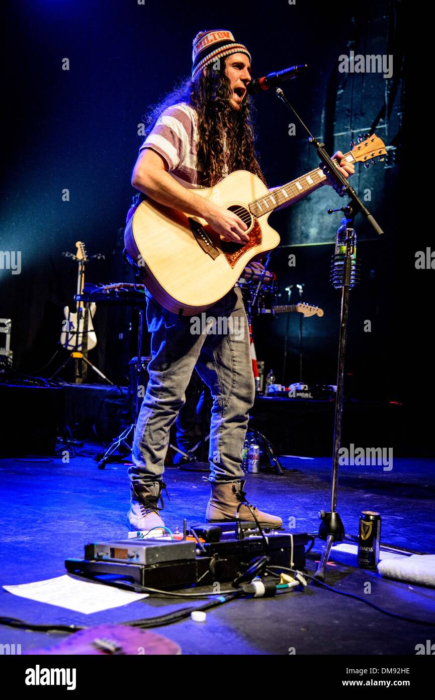 Toronto, Ontario, Kanada. 12. Dezember 2013. Mitglied der kanadischen Rockband '' Walk Off The Earth'' (WOTE) GIANNI LUMINATI.performs Sound Academy in Toronto. Bildnachweis: Igor Vidyashev/ZUMAPRESS.com/Alamy Live-Nachrichten Stockfoto