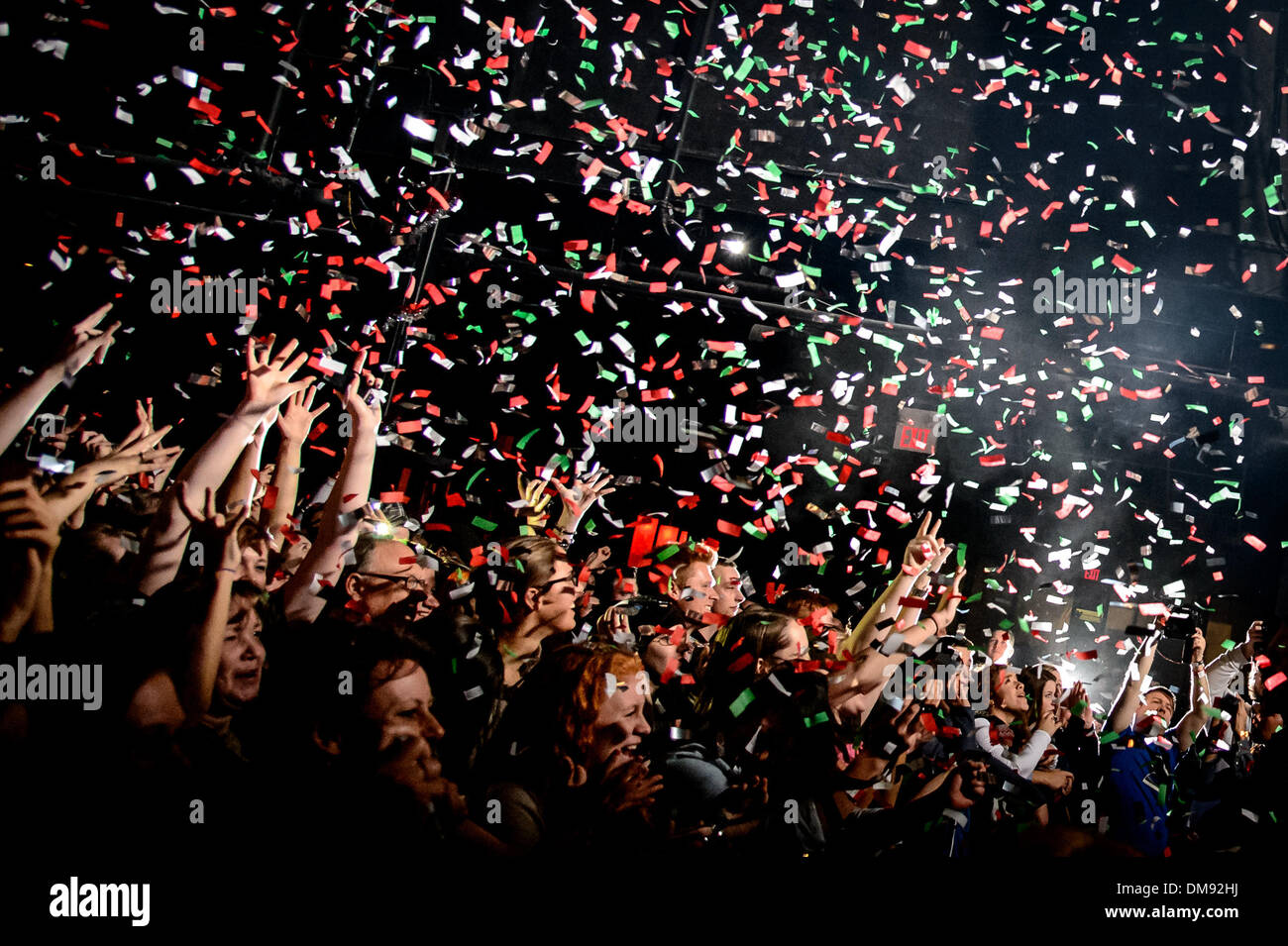 Toronto, Ontario, Kanada. 12. Dezember 2013. Mitglieder der kanadische Rock band '' Walk Off The Earth'' (WOTE) GIANNI LUMINATI. SARAH BLACKWOOD, RYAN MARSHALL, MIKE TAYLOR und JOEL CASSADY trat beim Sound Academy in Toronto. Bildnachweis: Igor Vidyashev/ZUMAPRESS.com/Alamy Live-Nachrichten Stockfoto