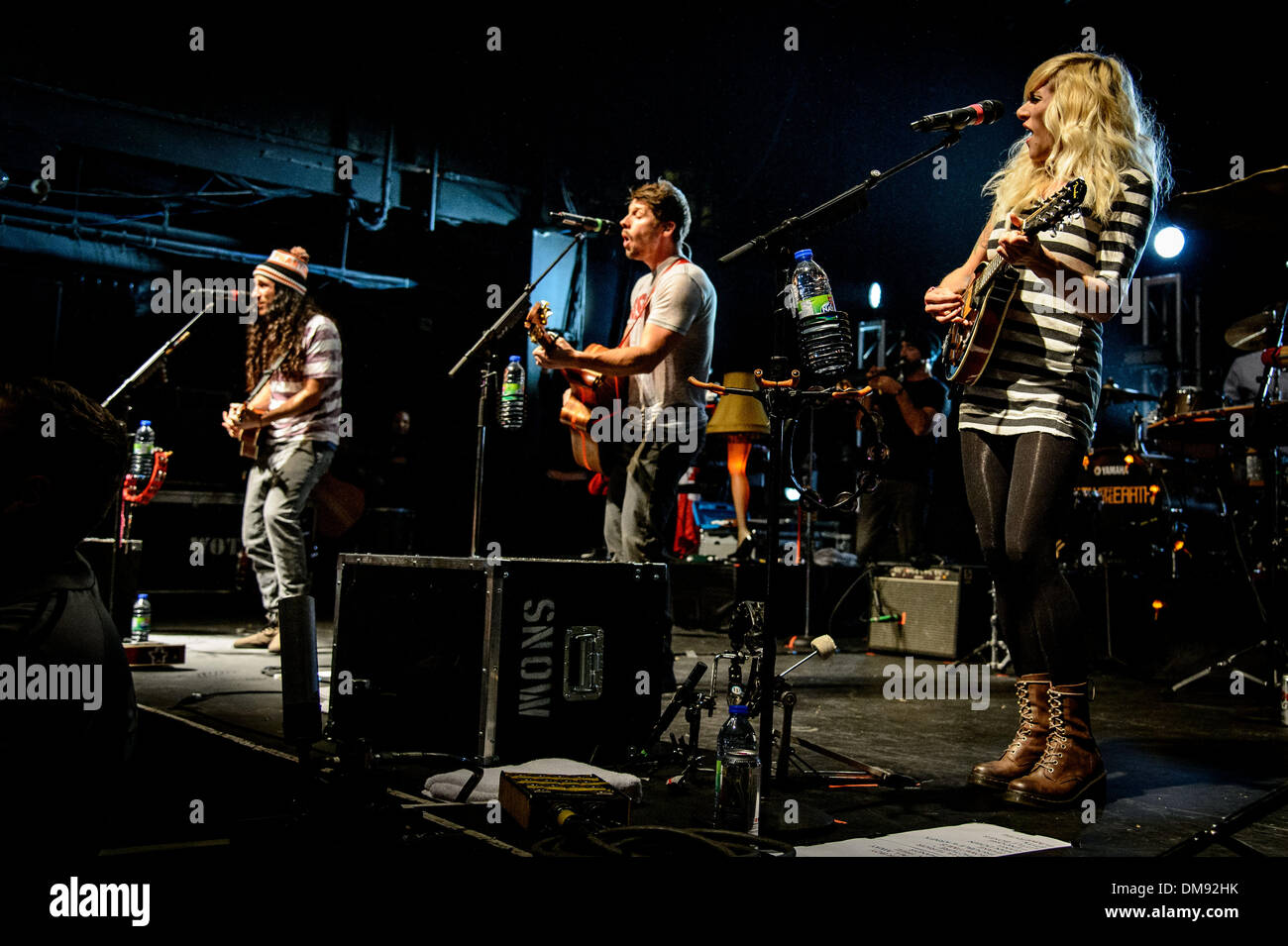 Toronto, Ontario, Kanada. 12. Dezember 2013. Mitglieder der kanadische Rock band '' Walk Off The Earth'' (WOTE) GIANNI LUMINATI. SARAH BLACKWOOD, RYAN MARSHALL, MIKE TAYLOR und JOEL CASSADY trat beim Sound Academy in Toronto. Bildnachweis: Igor Vidyashev/ZUMAPRESS.com/Alamy Live-Nachrichten Stockfoto