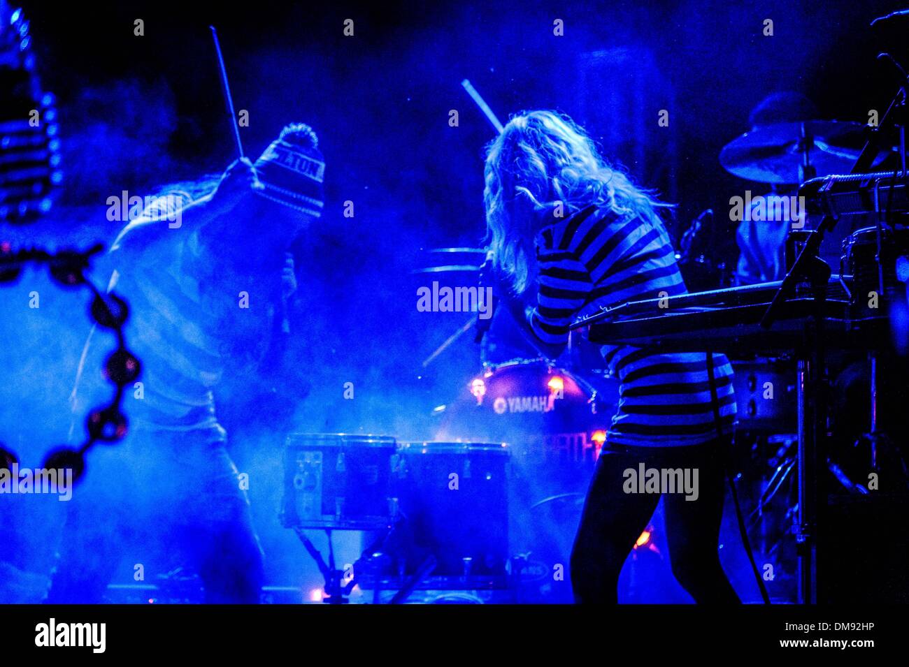 Toronto, Ontario, Kanada. 12. Dezember 2013. Mitglieder der kanadische Rock band '' Walk Off The Earth'' (WOTE) GIANNI LUMINATI. SARAH BLACKWOOD, RYAN MARSHALL, MIKE TAYLOR und JOEL CASSADY trat beim Sound Academy in Toronto. Bildnachweis: Igor Vidyashev/ZUMAPRESS.com/Alamy Live-Nachrichten Stockfoto