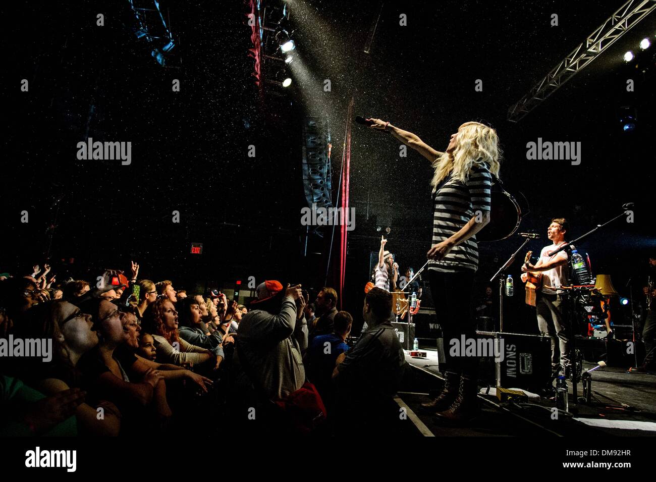 Toronto, Ontario, Kanada. 12. Dezember 2013. Mitglieder der kanadische Rock band '' Walk Off The Earth'' (WOTE) GIANNI LUMINATI. SARAH BLACKWOOD, RYAN MARSHALL, MIKE TAYLOR und JOEL CASSADY trat beim Sound Academy in Toronto. Bildnachweis: Igor Vidyashev/ZUMAPRESS.com/Alamy Live-Nachrichten Stockfoto