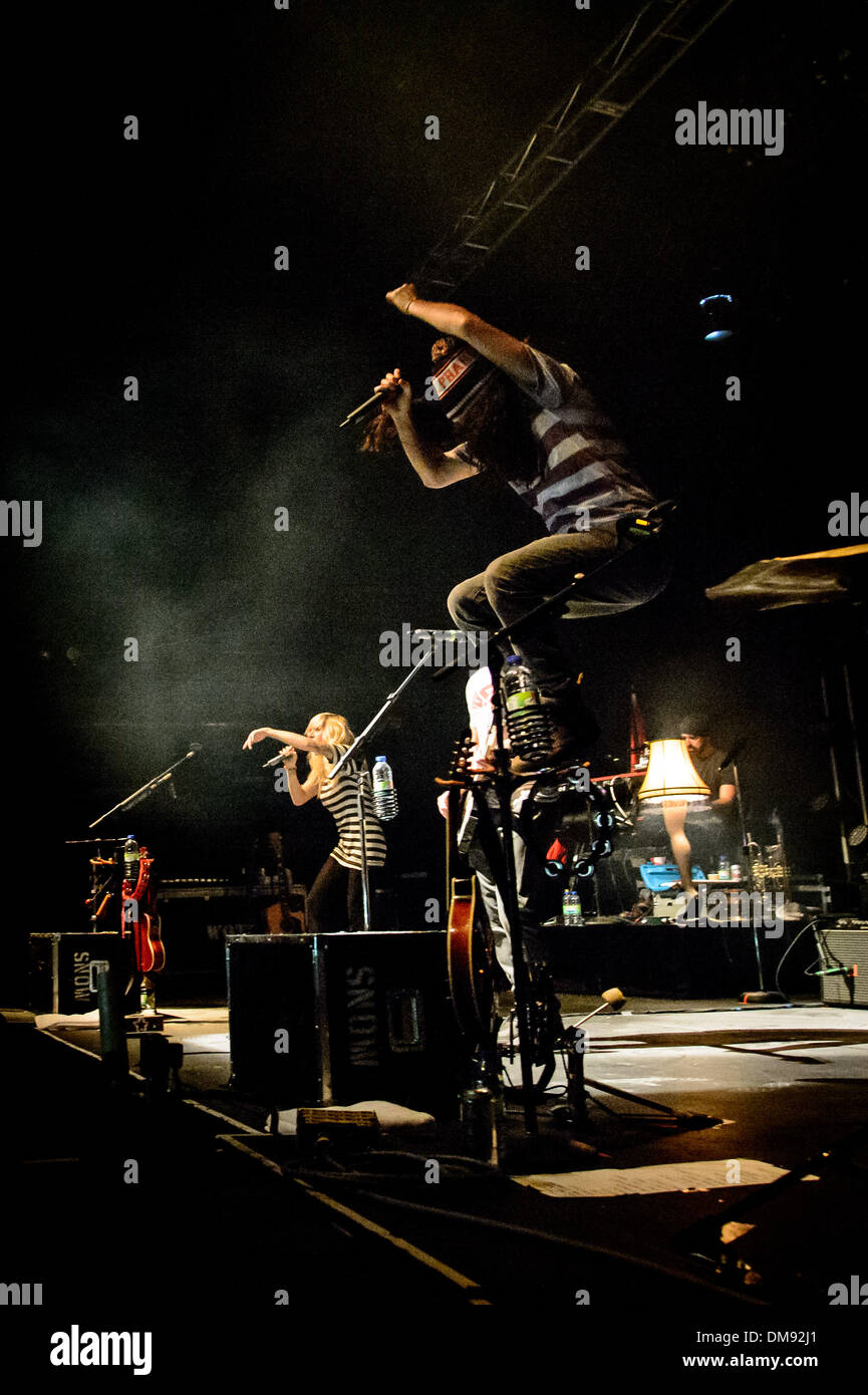 Toronto, Ontario, Kanada. 12. Dezember 2013. Mitglieder der kanadische Rock band '' Walk Off The Earth'' (WOTE) GIANNI LUMINATI. SARAH BLACKWOOD, RYAN MARSHALL, MIKE TAYLOR und JOEL CASSADY trat beim Sound Academy in Toronto. Bildnachweis: Igor Vidyashev/ZUMAPRESS.com/Alamy Live-Nachrichten Stockfoto