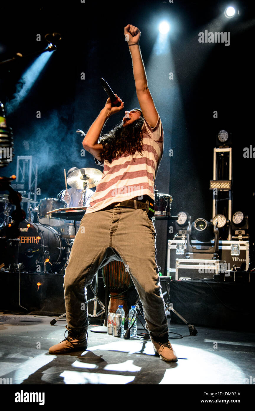 Toronto, Ontario, Kanada. 12. Dezember 2013. Mitglied der kanadischen Rockband '' Walk Off The Earth'' (WOTE) GIANNI LUMINATI.performs Sound Academy in Toronto. Bildnachweis: Igor Vidyashev/ZUMAPRESS.com/Alamy Live-Nachrichten Stockfoto