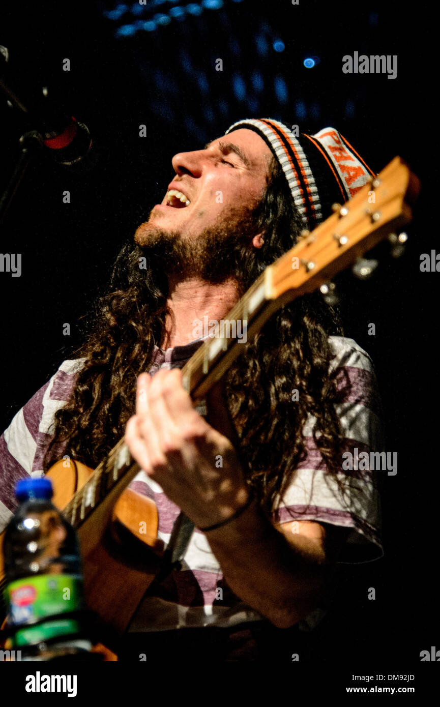 Toronto, Ontario, Kanada. 12. Dezember 2013. Mitglied der kanadischen Rockband '' Walk Off The Earth'' (WOTE) GIANNI LUMINATI.performs Sound Academy in Toronto. Bildnachweis: Igor Vidyashev/ZUMAPRESS.com/Alamy Live-Nachrichten Stockfoto