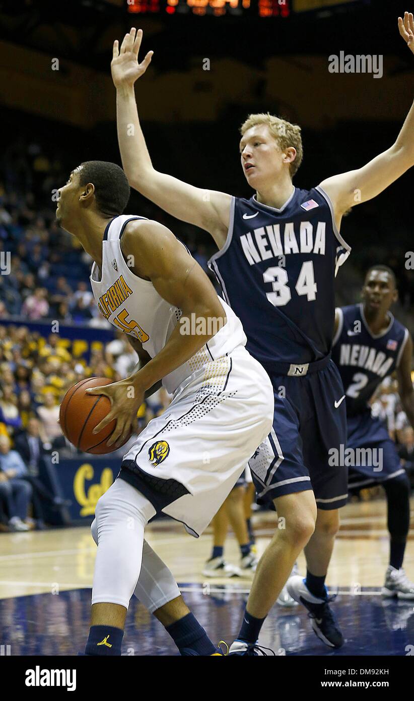 Berkeley, CA, USA. 10. Dezember 2013. 10. Dezember 2013 - Berkeley Kalifornien - Nevada F # 34 Lucas Stivrins versuchen zu blockieren, Cal # 35 Richard Solomon gedreht während der NCAA Männer Basketball-Spiel zwischen Universität von Nevada Wolfpack und California Golden Bears 92-84 verloren an Hass Pavillon Berkeley Calif © Csm/Alamy Live-Nachrichten Stockfoto