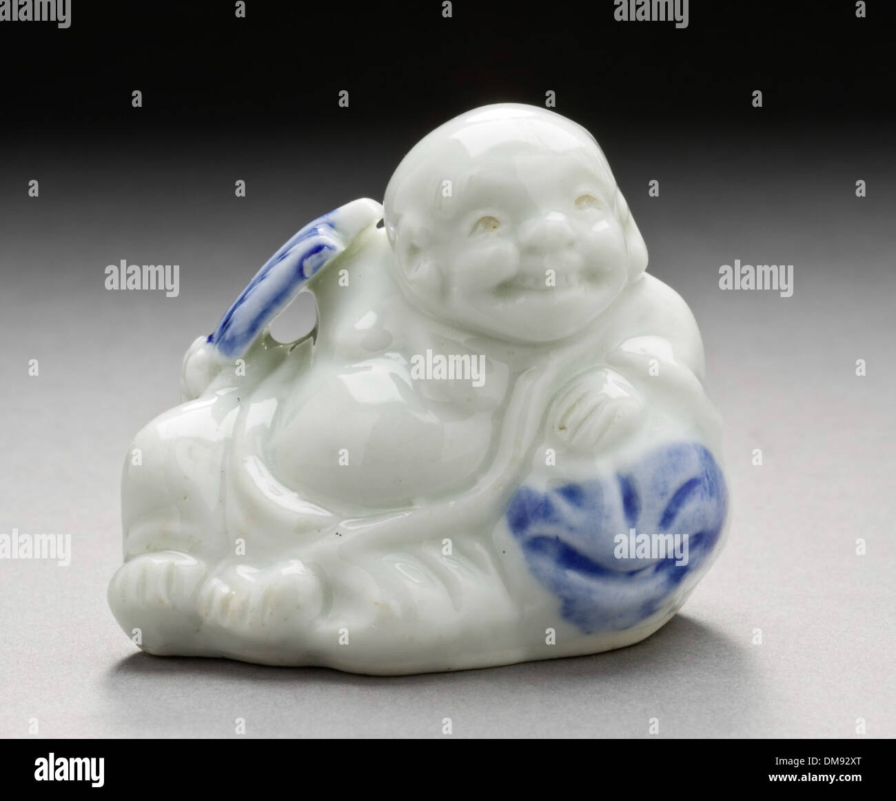 Dieser antike Wassertropfer in Form von Hotei besticht durch seine aufwändige Handwerkskunst und ist Teil der Kunst des Nahen Ostens. Es spiegelt das kulturelle Erbe der Zeit wider und hebt die künstlerischen Traditionen der islamischen Kunst und des chinesischen Einflusses hervor. Stockfoto