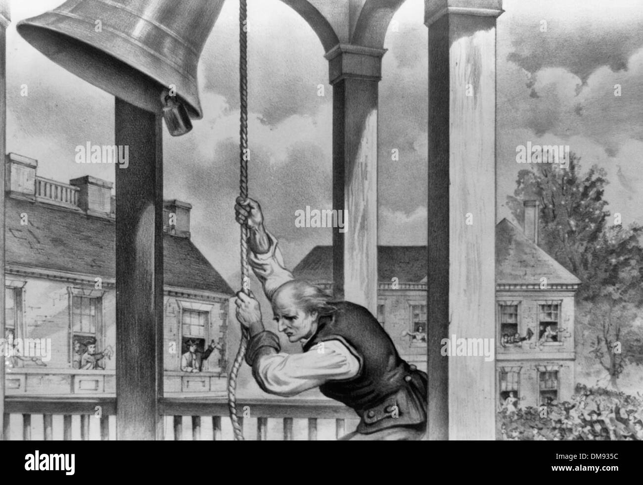 Die Sturmglocke der Freiheit: Sprosse durch das Repräsentantenhaus Glocke, Independence Hall, Philadelphia, 4. Juli. 1776 - ein Mann, Läuten der Freiheitsglocke während der Massen in den Hintergrund jubeln. Stockfoto