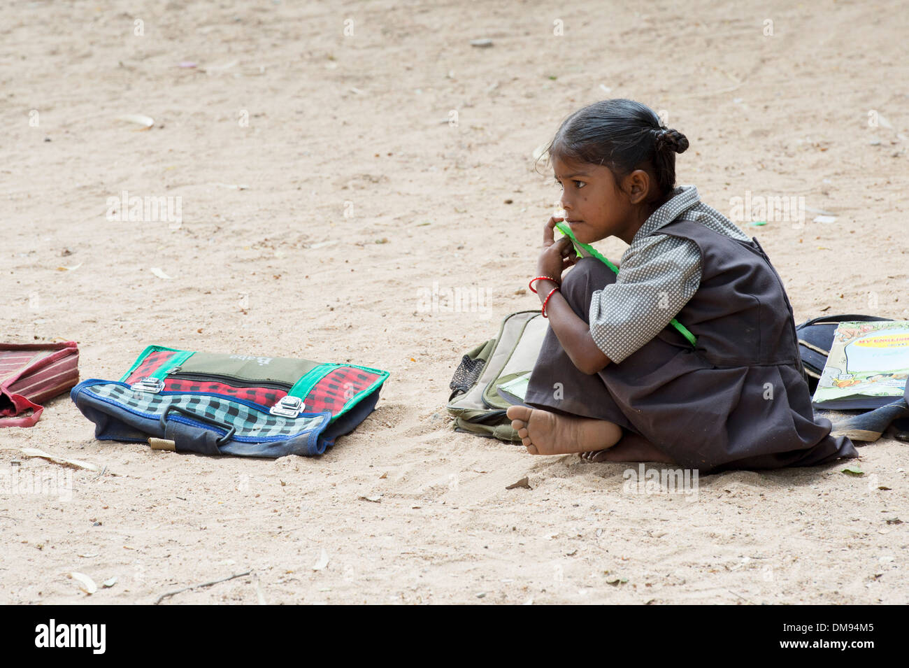 Indische Bauerndorf Schulmädchen eine Kreide-Tablette in einer externen Klasse halten. Andhra Pradesh, Indien Stockfoto