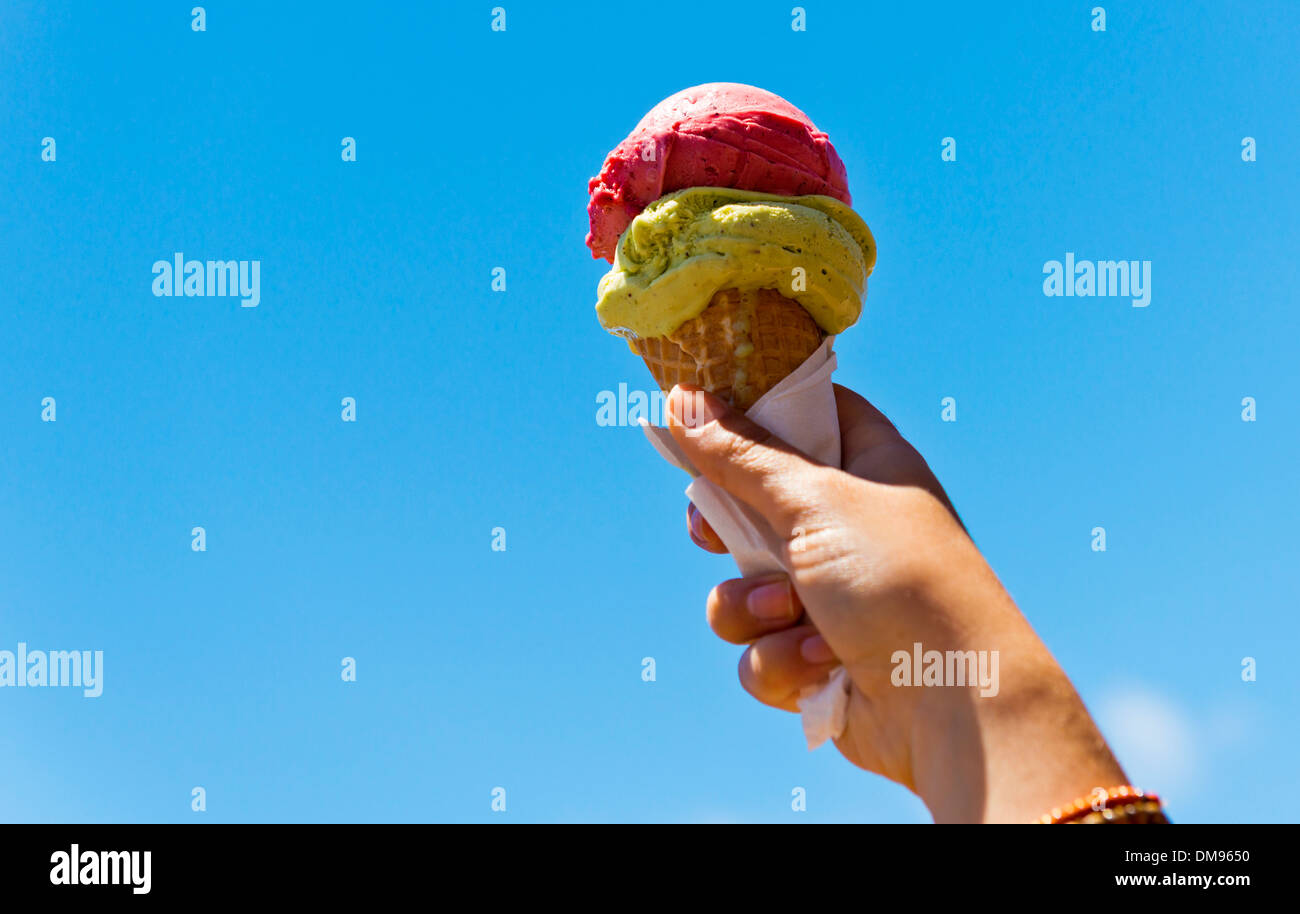 Gelati Eiscreme-Kegel bis zu den heißen Sommerhimmel aufbewahrt Stockfoto