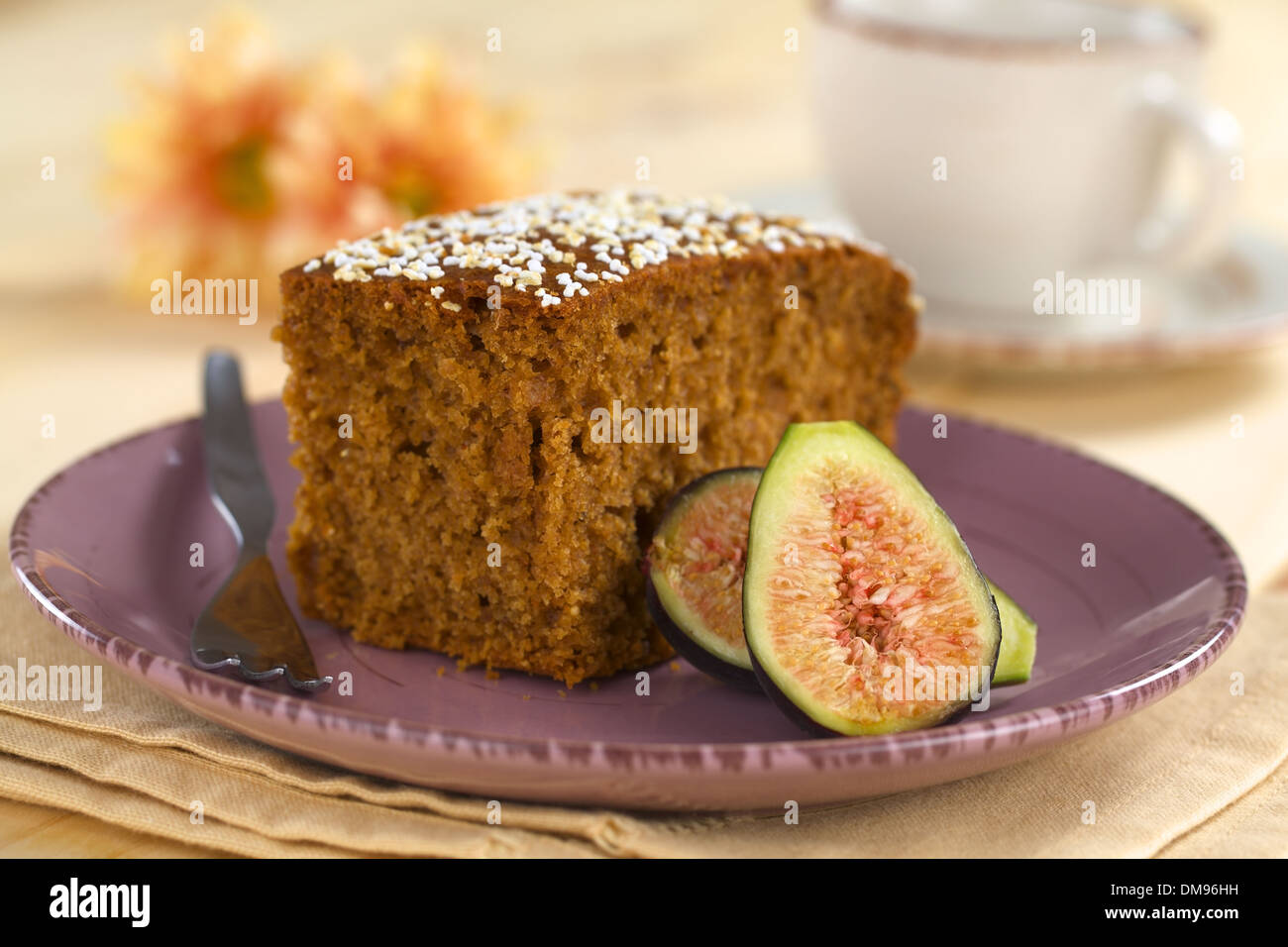 Frischen Feigen Kuchen mit Abb. Hälften auf einem lila Teller mit Kuchengabel Stockfoto