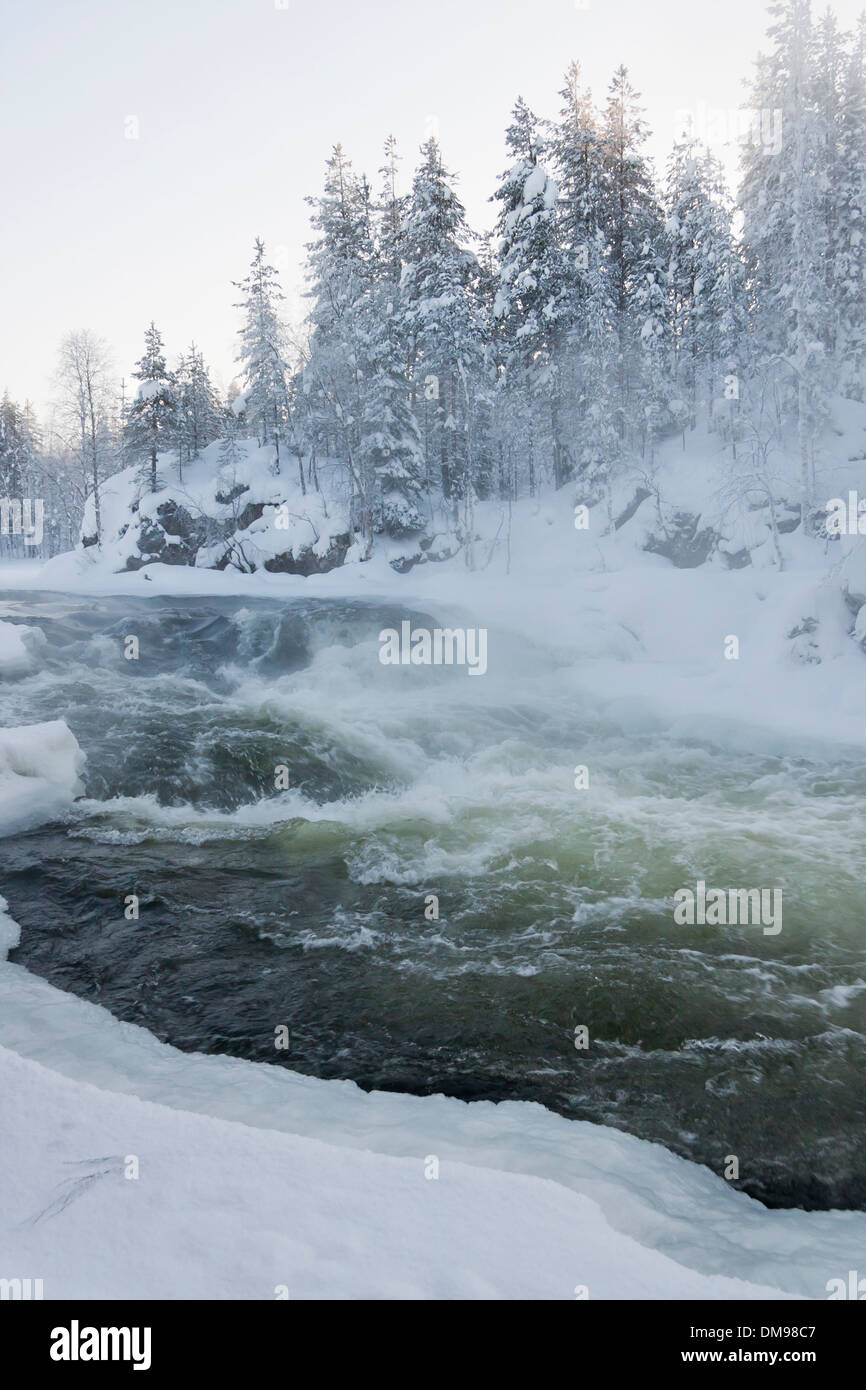 Fluss in verschneiten Wald im Winter in Finnland Stockfoto