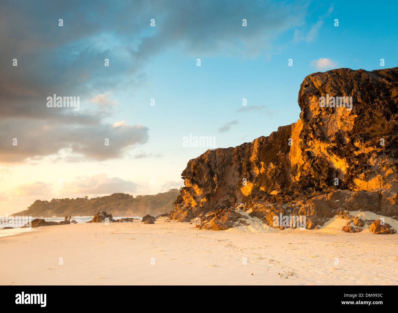 Großen Klippen bei Sonnenaufgang mit weißem Sand und zwei Bewegung verwischt Leute Angeln Stockfoto