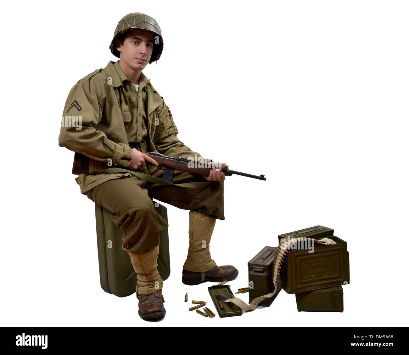 jungen amerikanischen Soldaten mit seiner M1 Carbine sitzt auf einem Kanister Stockfoto
