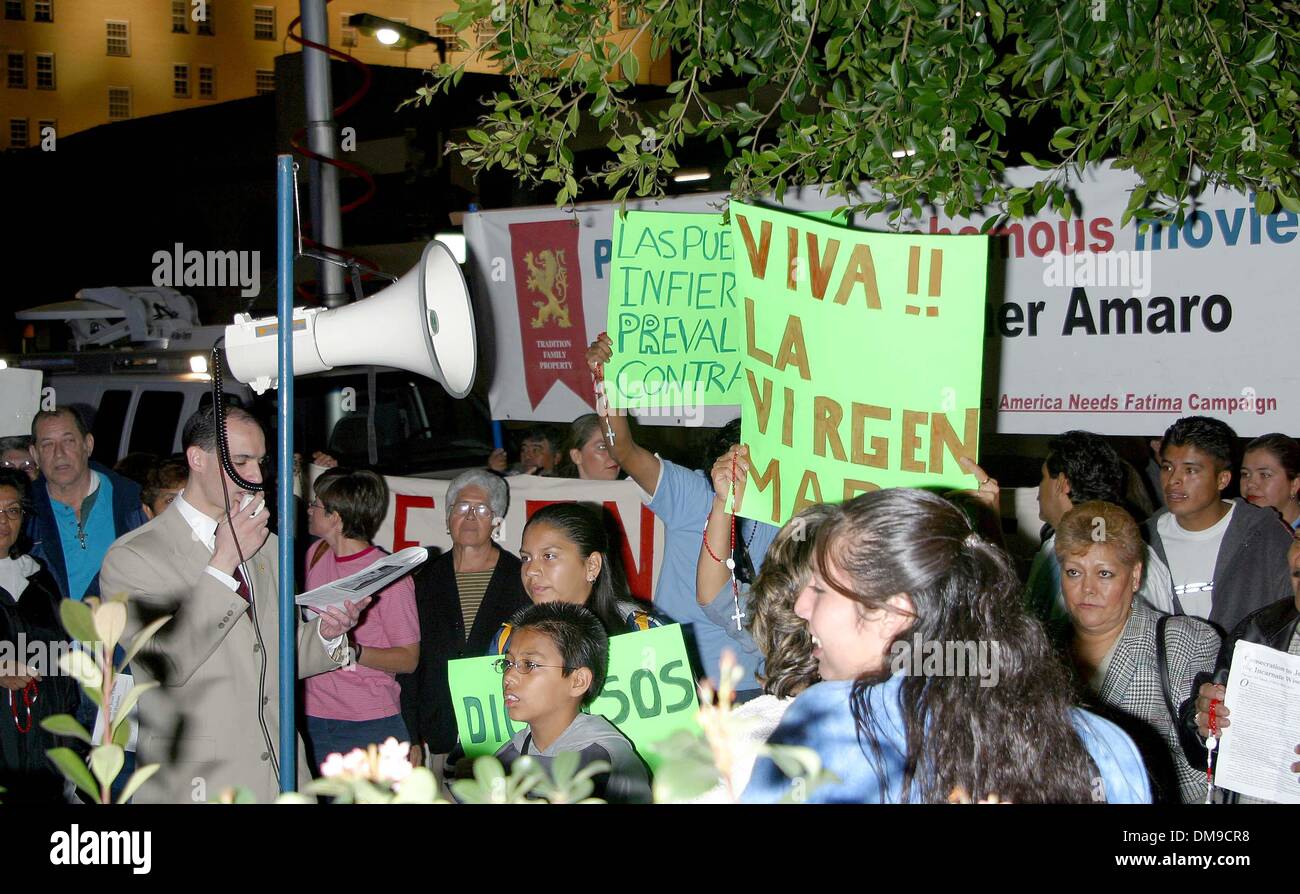 14. November 2002 - Hollywood, Kalifornien, USA - Demonstranten... K27142MR RALLYE DER WIEDERGUTMACHUNG EL CRIMEN DEL PADRE AMARO (DAS VERBRECHEN DES VATERS AMARO). GALAXY-THEATER, HOLLYWOOD, KALIFORNIEN. NOV. 14, 2002. MILAN RYBA / 2002. (Kredit-Bild: © Globe Photos/ZUMAPRESS.com) Stockfoto