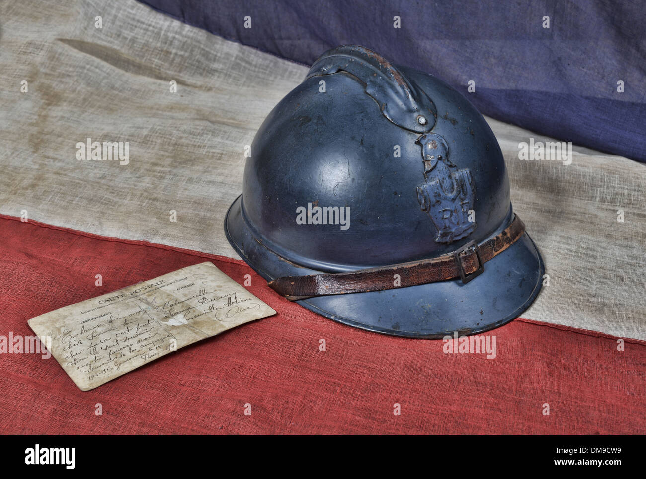 1914 französische Helm mit Postkarte des Krieges Stockfoto