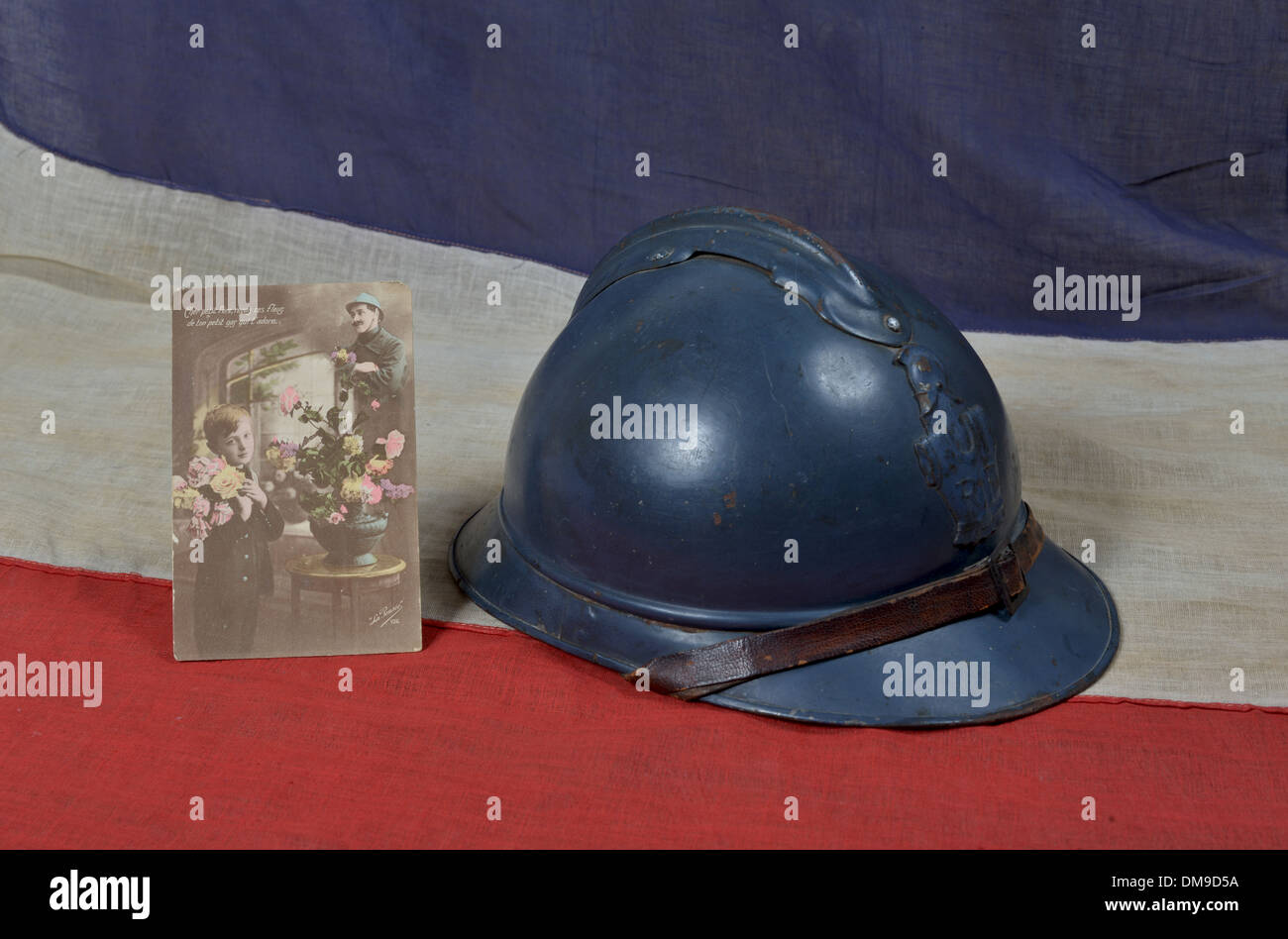 1914 französische Helm mit Postkarte des Krieges Stockfoto