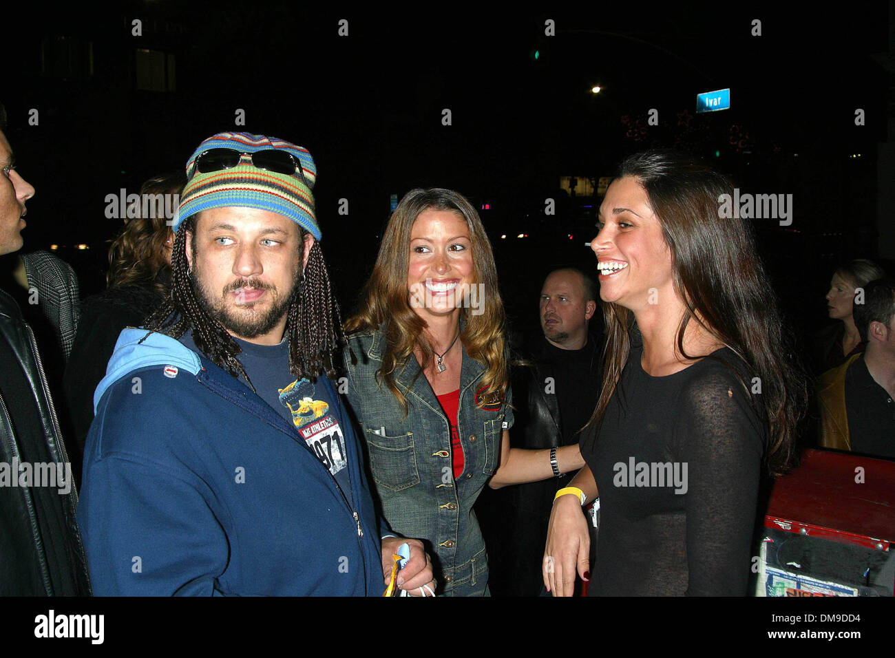 5. Dezember 2002 - Hollywood, Kalifornien, USA - JOE REITMAN, SHANNON ELIZABETH und LISA DONAHUE... K27611MR CINESPACE DIGITALE SUPPERCLUB UND LOUNGE ÖFFNET MIT STARBESETZUNG SNEAK-PREVIEW-PARTY. CINESPACE DIGITALE SUPPERCLUB UND LOUNGE, HOLLYWOOD, KALIFORNIEN. 5. DEZEMBER 2002. MILAN RYBA / 2002 (Kredit-Bild: © Globe Photos/ZUMAPRESS.com) Stockfoto