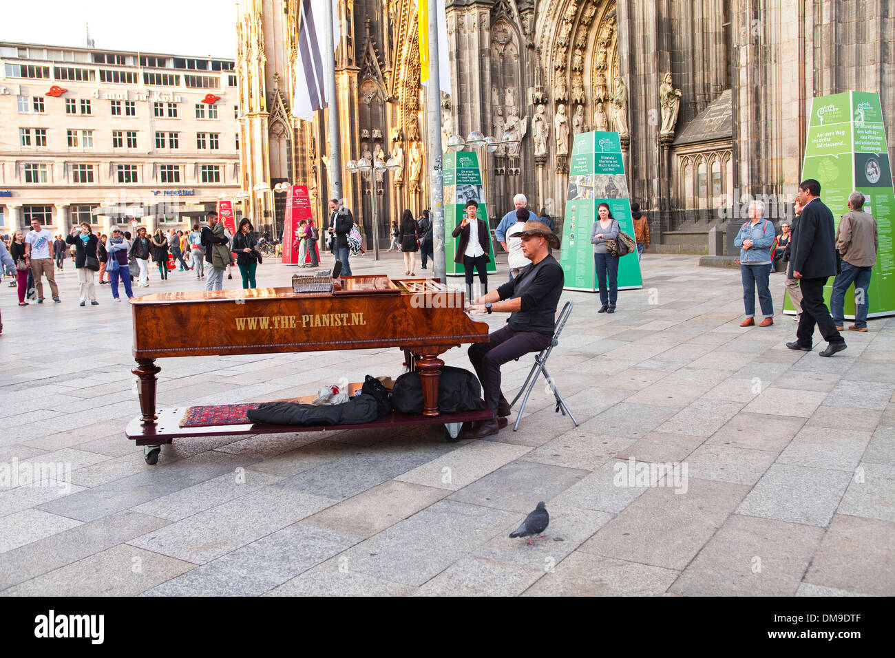 Ein Mann spielt das Klavier vor Kölner Dom. Stockfoto