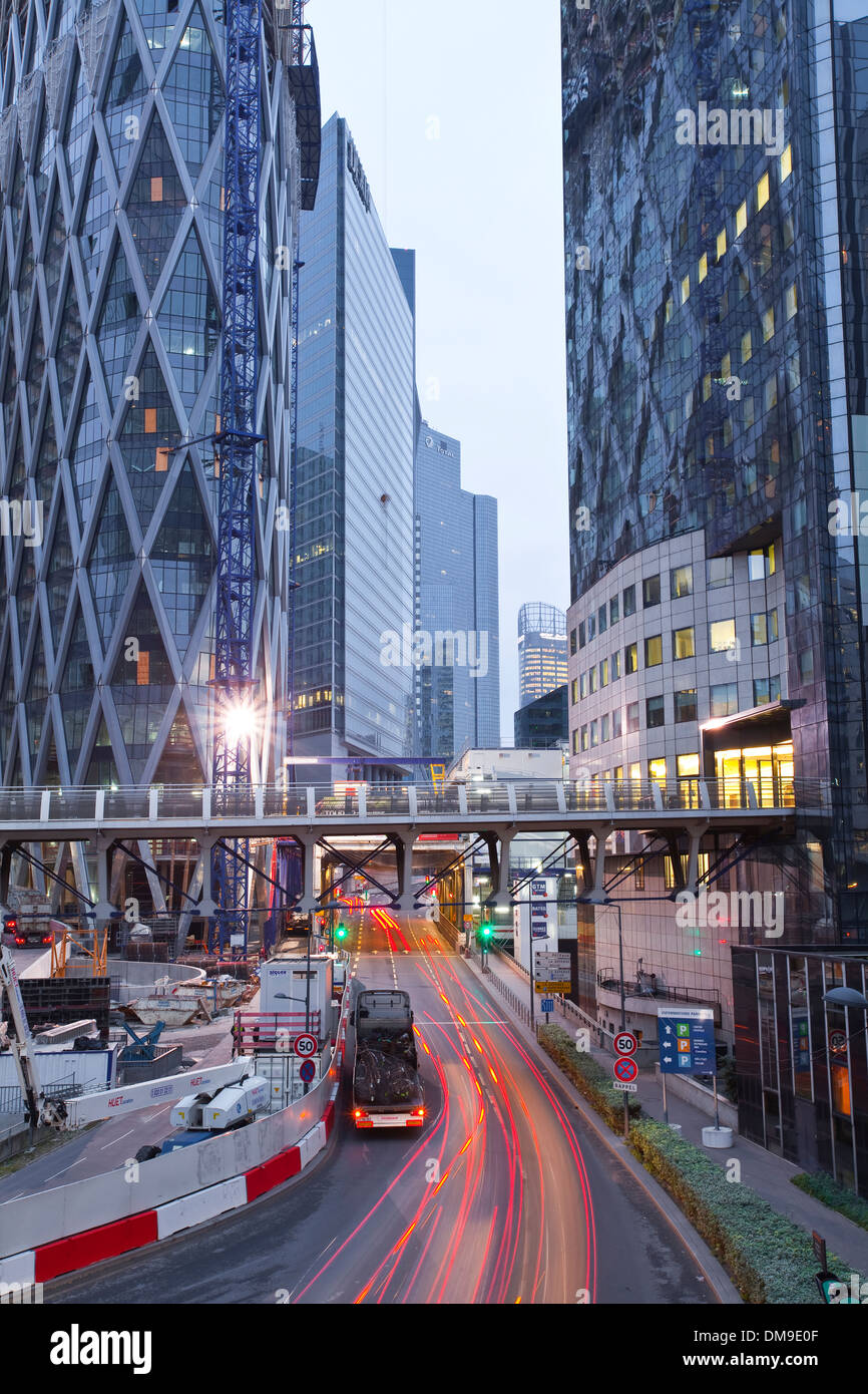 Moderne Architektur im Stadtteil La Defense, Paris, Frankreich. Stockfoto