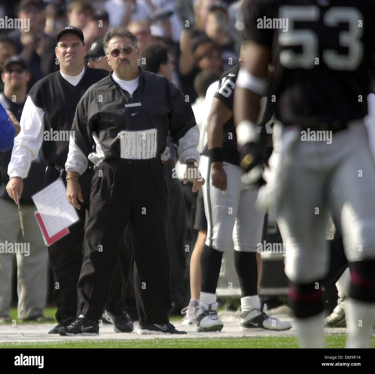 Oakland Raiders spezielle teams Trainer, Bob Casullo (dunkle Sonnenbrille) in einem Spiel gegen die Kansas City Chiefs an Network Associates Coliseum. Raiders besiegten die Häuptlinge, 49-31. 05.11.00 (Sacramento Bee/Jose M. Osorio) Sacramento Bee/ZUMA drücken Stockfoto