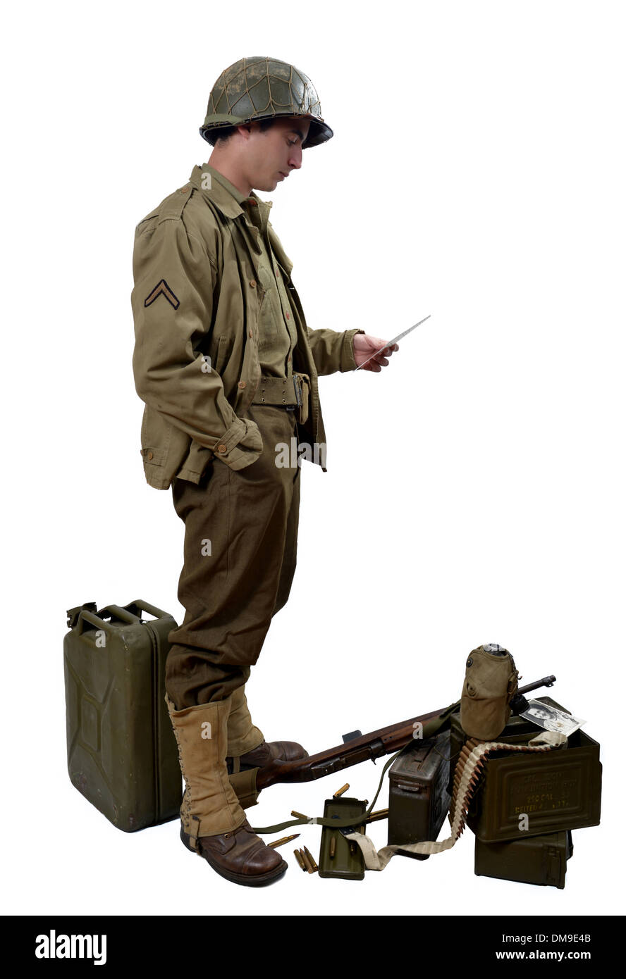 junge amerikanische Soldierwith las seine M1 Carbine einen Brief Stockfoto
