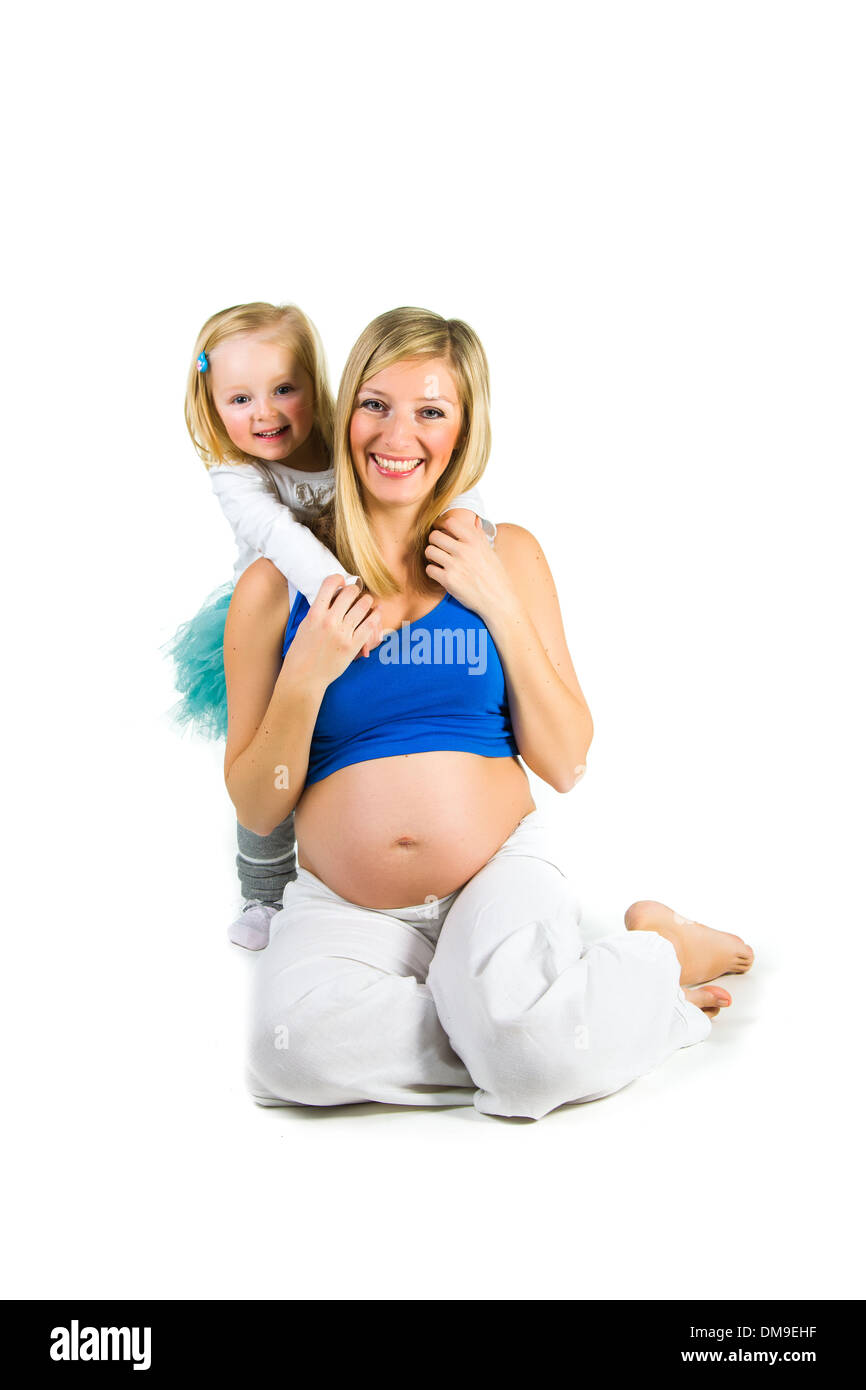Schwangere Frau mit Kleinkind Tochter auf weiß Stockfoto