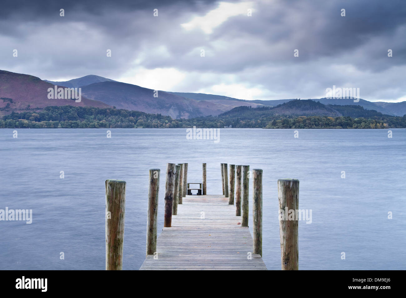 Eine Anlegestelle am Rande des Derwent Water in der Nähe von Keswick. Die Gegend ist Teil des Lake District National Park in Cumbria. Stockfoto