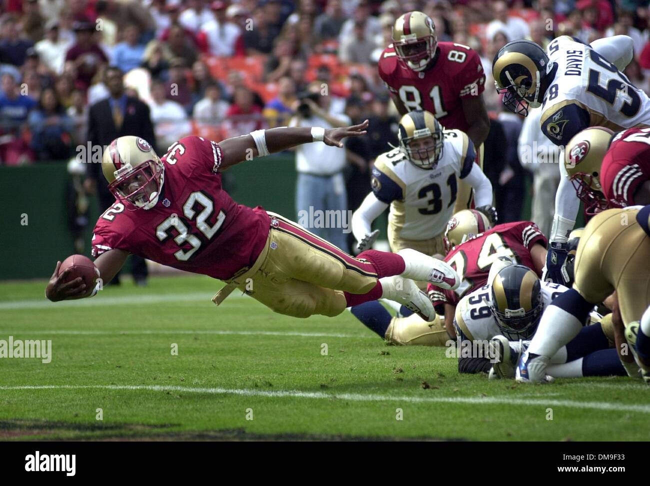 San Francisco 49ers Running Kevan Barlow (32) Tauchgänge für einen Touchdown in der 2. q gegen die St. Louis Rams im 3Comm Park in San Francisco, CA., Sonntag, 23. September 2001. Die Rams schlagen die 49ers, 30-26. (Sacramento Bee/Jose M. Osorio) Der Sacramento Bee/ZUMA Press Stockfoto