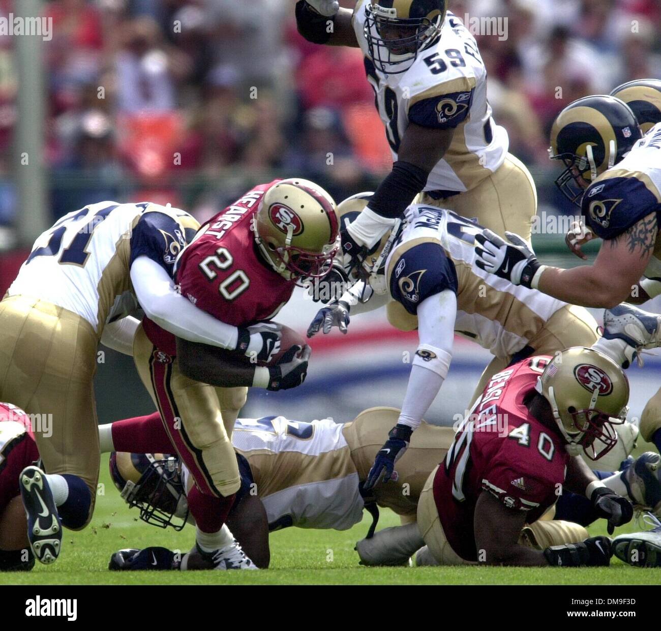 San Francisco 49ers Running, Garrison Hearst (20) wird auf der Linie von den St. Louis Rams Verteidigung im ersten Quartal des Spiels gespielt im 3Comm Park in San Francisco, CA., Sonntag, 23. September 2001 getroffen. Die Rams schlagen die 49ers, 30-26. (Sacramento Bee/Jose M. Osorio) Der Sacramento Bee/ZUMA Press Stockfoto