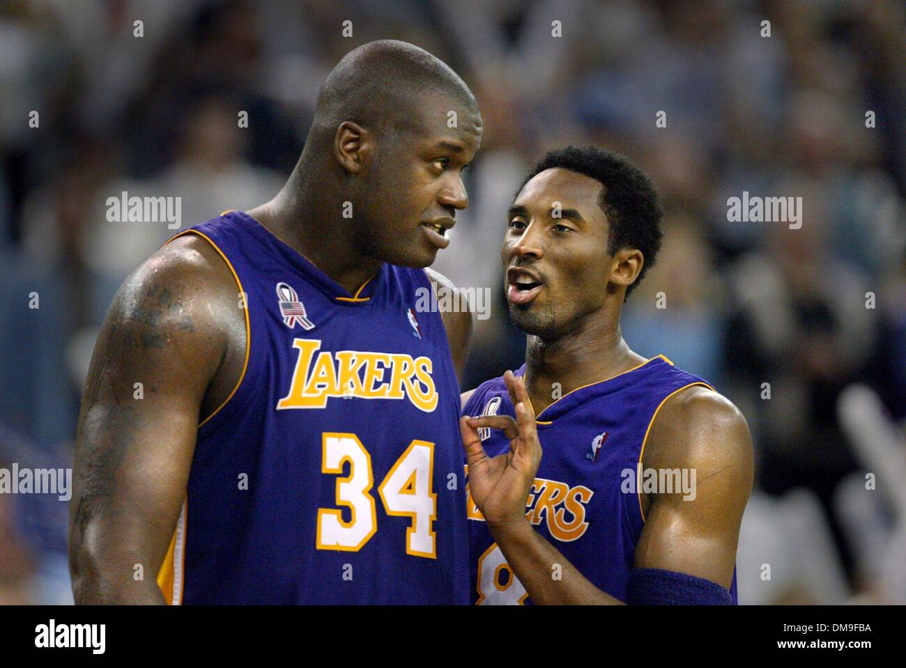 Kobe Bryant und Shaaquille O'Neal haben einen kleinen Plausch spät im 4. Quartal während einer Auszeit. Bild aufgenommen am Arco Arena, Sonntag, 24. März 2002. Könige gegen die Lakers. Sacramento Bee/Bryan Patrick /ZUMA Presse Stockfoto