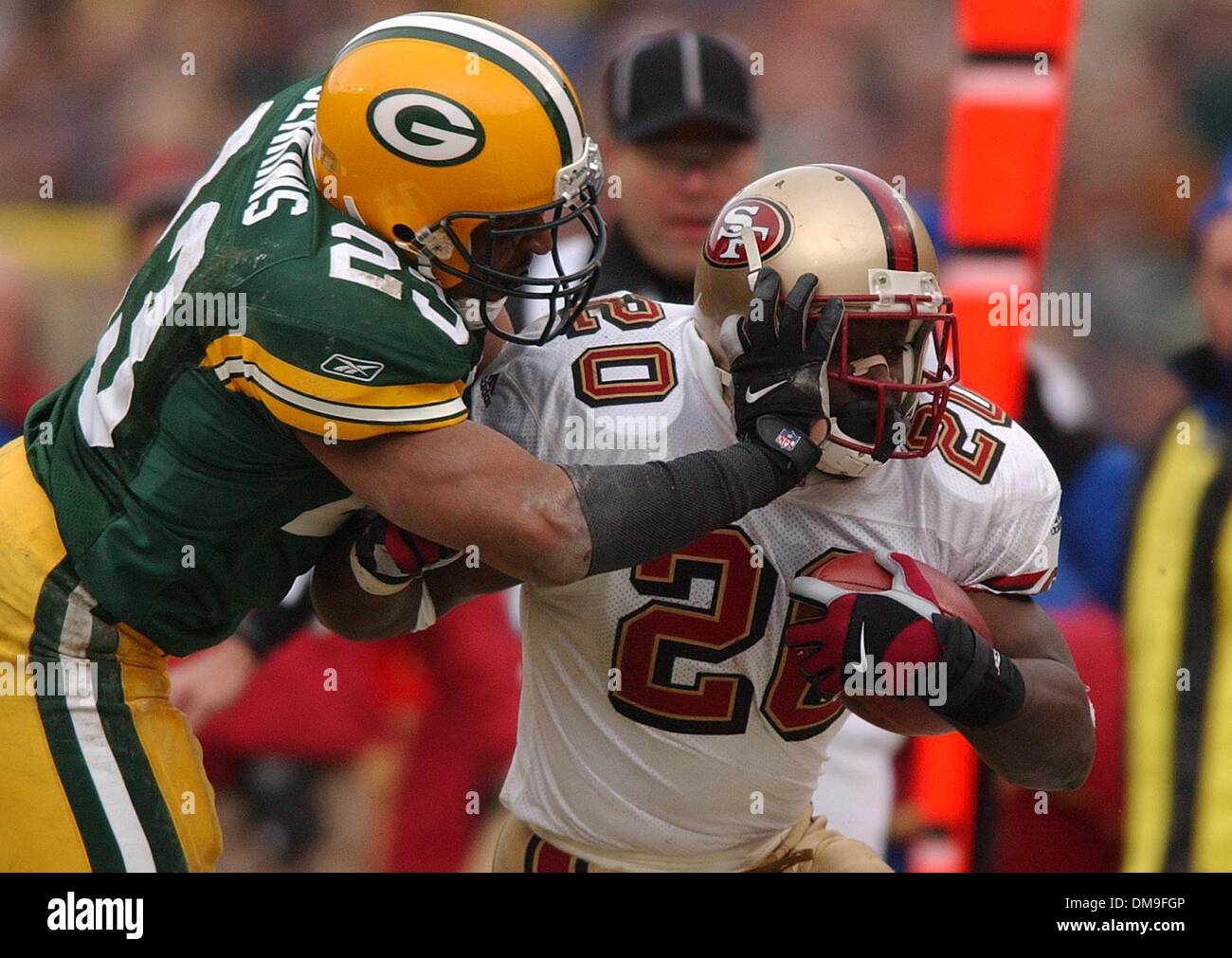 San Francisco 49er Running Garrison Hearst außerhalb des gültigen Bereichs von Packers Safty Billy Jenkins geschoben ist nach dem Fang eines Bildschirm-Pass im 3. Quartal während Sonntagnachmittag 49ers/Verpacker Wild-Card NFL Playoff Wettbewerb in Lambeau Field in Green Bay, Wisconson. Die Packers gewannen nach dem Spielstand von 25-15. Sacramento Bee Fotografie von Jose Luis Villegas 13. Dezember 2002 The Sacramento Stockfoto