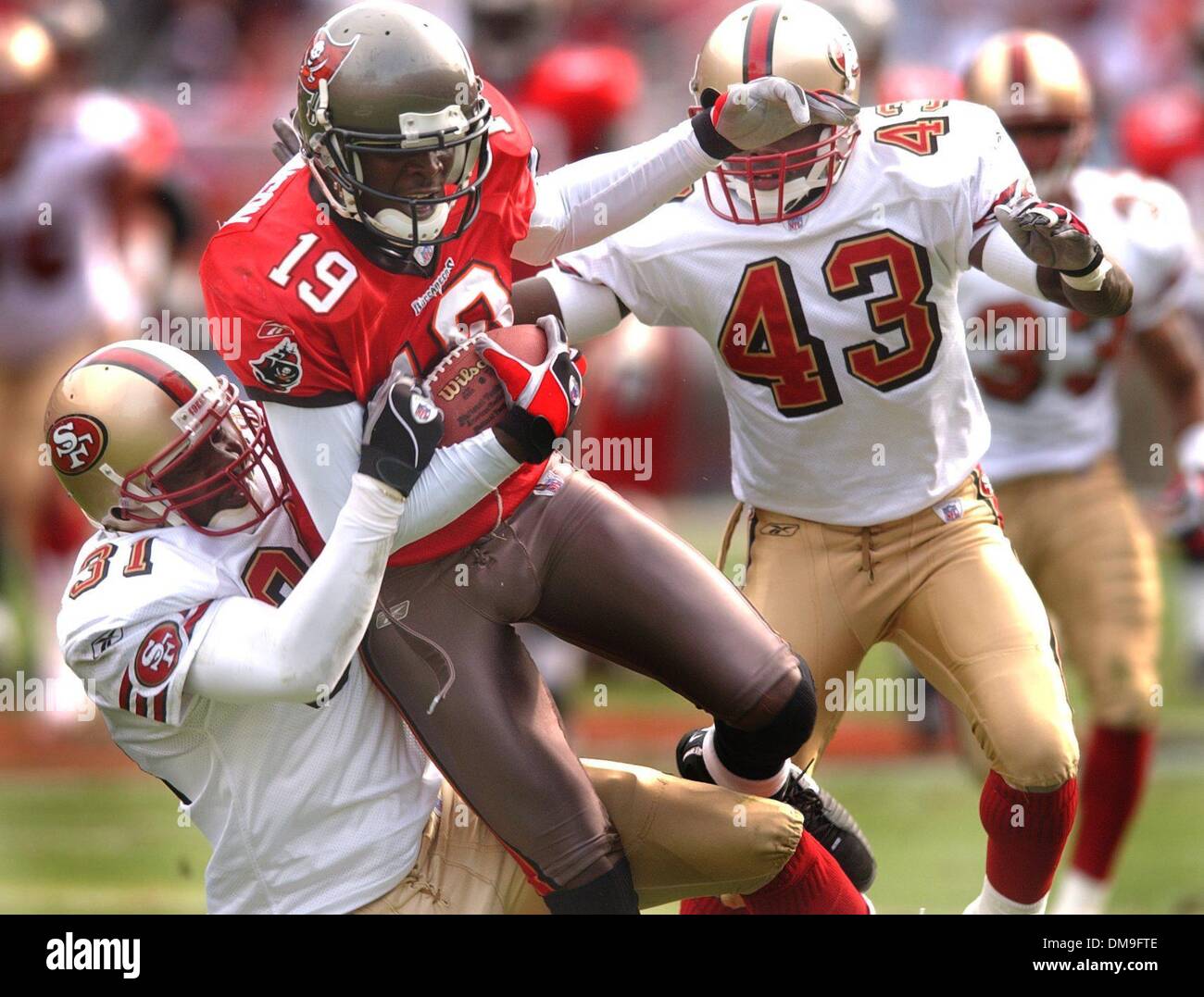 12. Januar 2003, ist Tampa Bay, FL.--Keyshawn Johnson von den Tampa Bay Buccaneers durch die 49ers Zack Bronson nach einen Pass für ein First Down von Brad Johnson gefangen, während die NFC-Divisonal-Playoff Spiel zwischen den Tampa Bay Buccaneers und die San Francisco 49ers im Raymond James Stadium abgerissen. (Der Sacramento Bee Hector Amezcua) / ZUMA Press Stockfoto