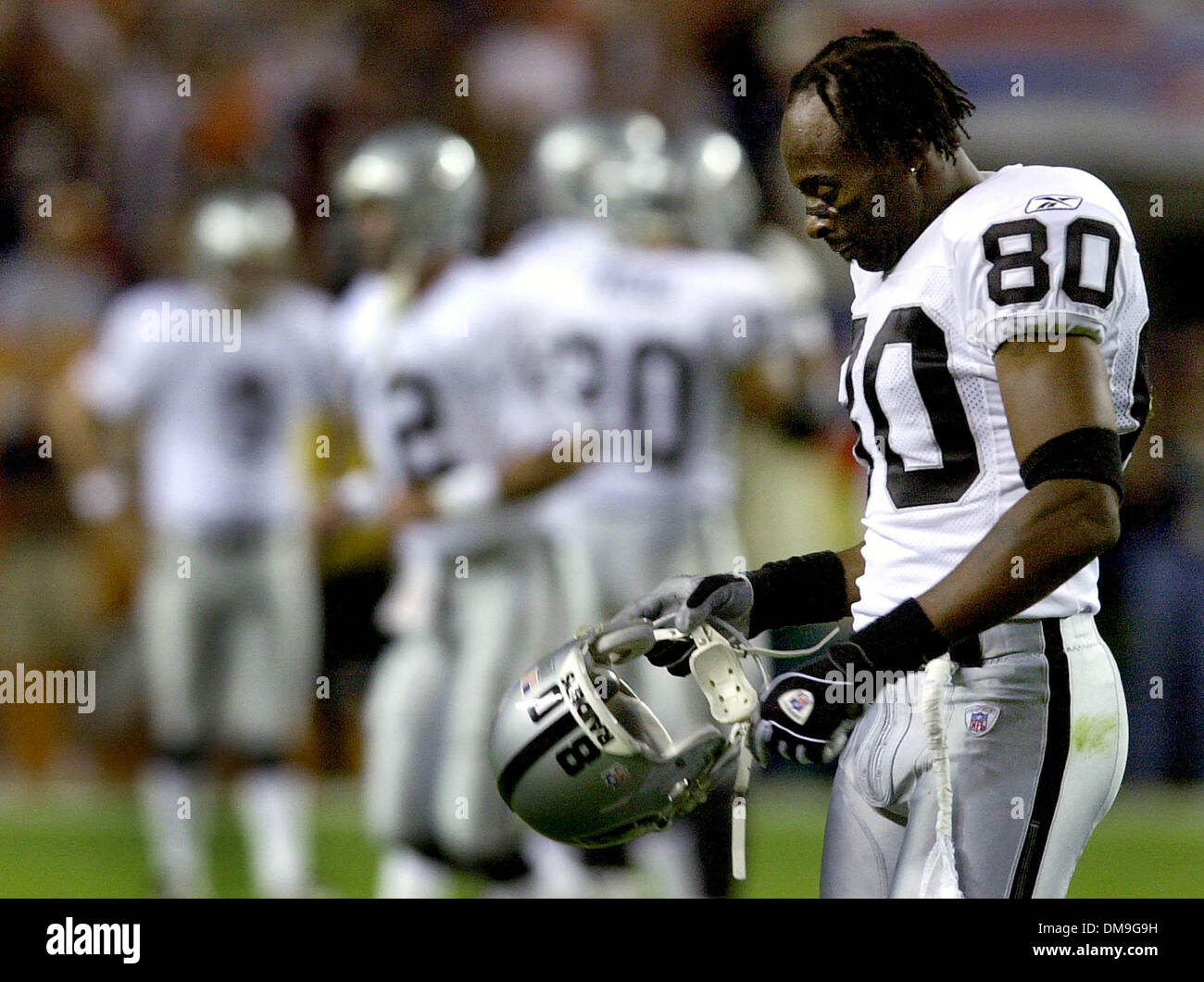 raiders276 db.jpg Oakland Raiders Jerry Rice Spaziergänge abseits des Feldes im 2. Quartal, nachdem die Raiders auf einen 3. Platz nach unten versäumt und übergab den Ball gegen Denver Broncos im Invesco Field.  9 / 22 / 03 in Denver. DARRYL BUSH / The Chronicle Jerry Rice war einer der wenigen auf dem Team, das Leben im Invesco Field Montagabend zeigte, aber vier Fänge für 61 Yards waren nicht annähernd genug. Stockfoto