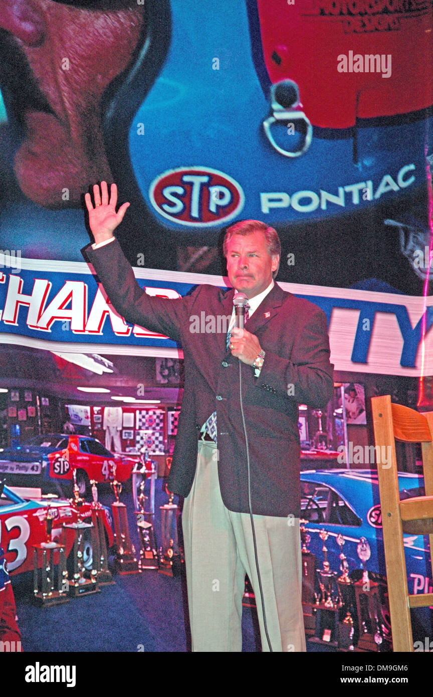 3. November 2005; Ft Worth, TX, USA; Bill Hemmer, CNN Anker und die Stimme von NASCAR, nimmt herzlichen Applaus von NASCAR-Fans als Gastgeber der Zeremonien für Richard "King" Petty an ein Mittagessen zu Ehren der 67 jährige Karriere. Er war 7 Mal Weltmeister auf der Strecke. Obligatorische Credit: Foto von David Teagle/ZUMA Press. (©) Copyright 2005 von David Teagle Stockfoto