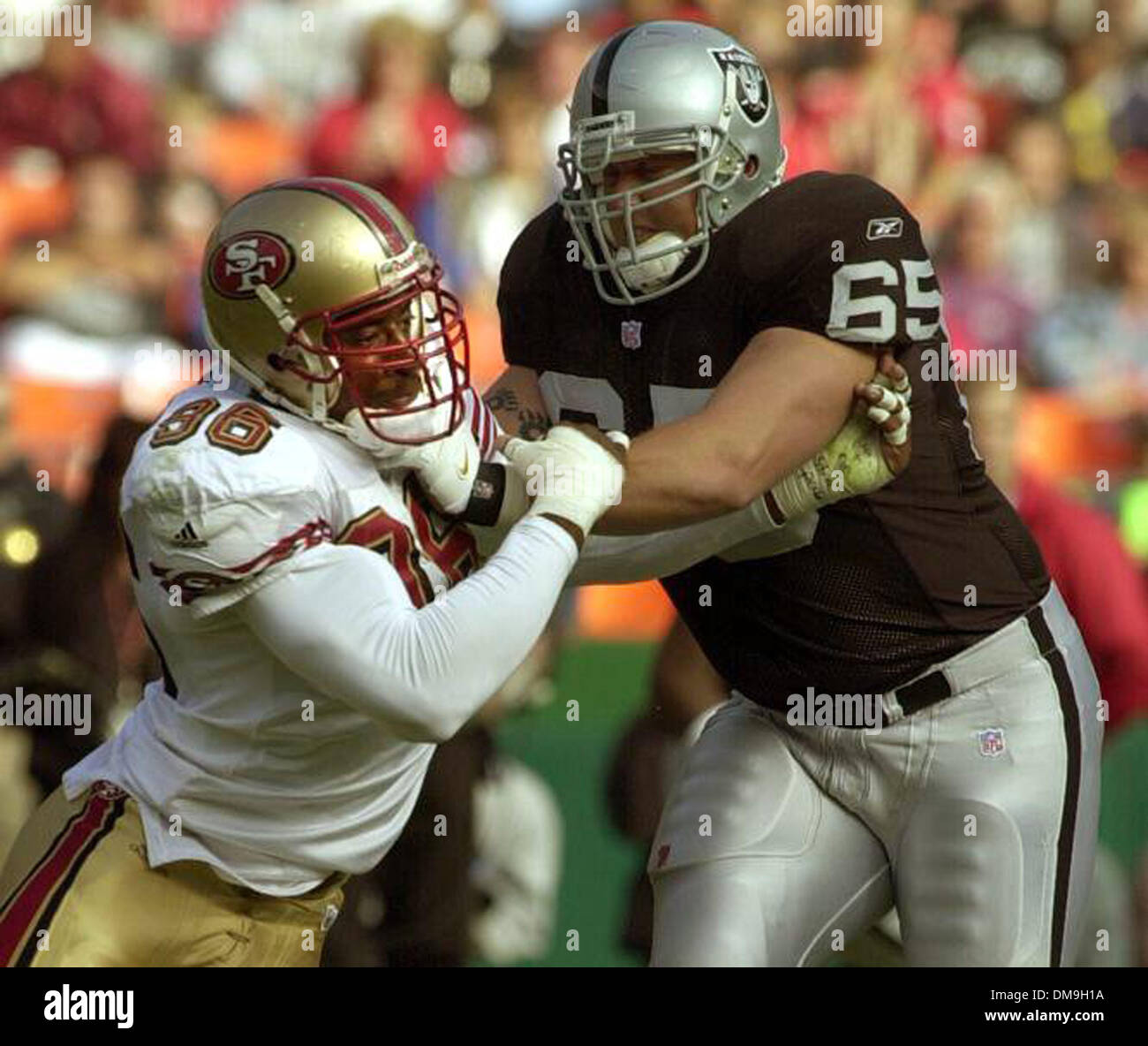 14. November 2005; San Francisco, CA, USA; Vierzig Niners Andre Carter führt einen Torwurf im Kinn von Raiders Barry Sims während ihres Spiels im 3-Com Park in San Francisco. Obligatorische Credit: Foto von Bob Larson/Contra Costa Times / ZUMA Press. (©) Copyright 2005 by Bob Larson/Contra Costa Times Stockfoto