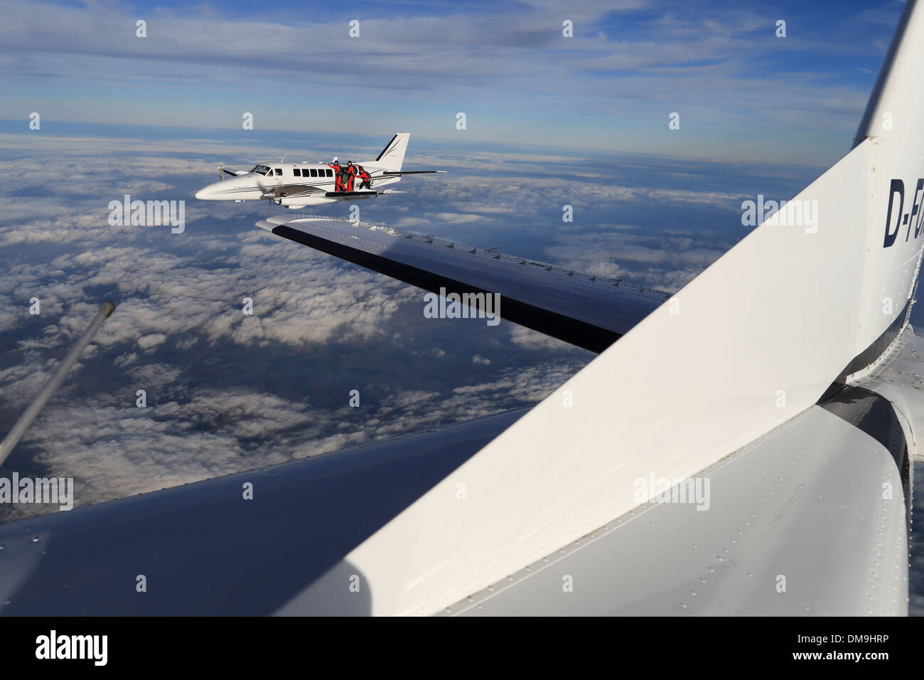 Twin Beech zu Fallschirmspringer fallen Stockfoto