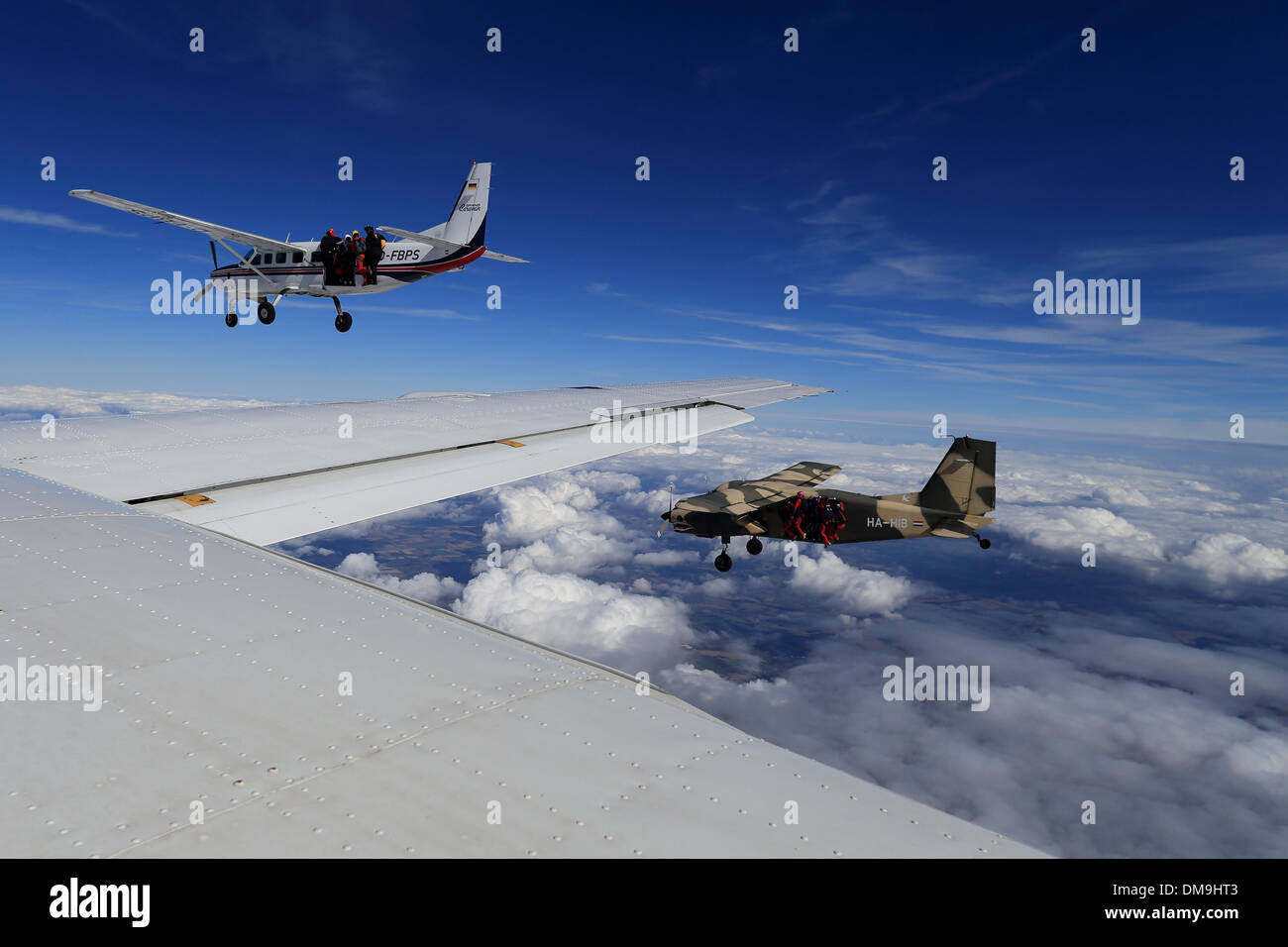 Bildung-Flugzeuge zu Fallschirmspringer fallen Stockfoto