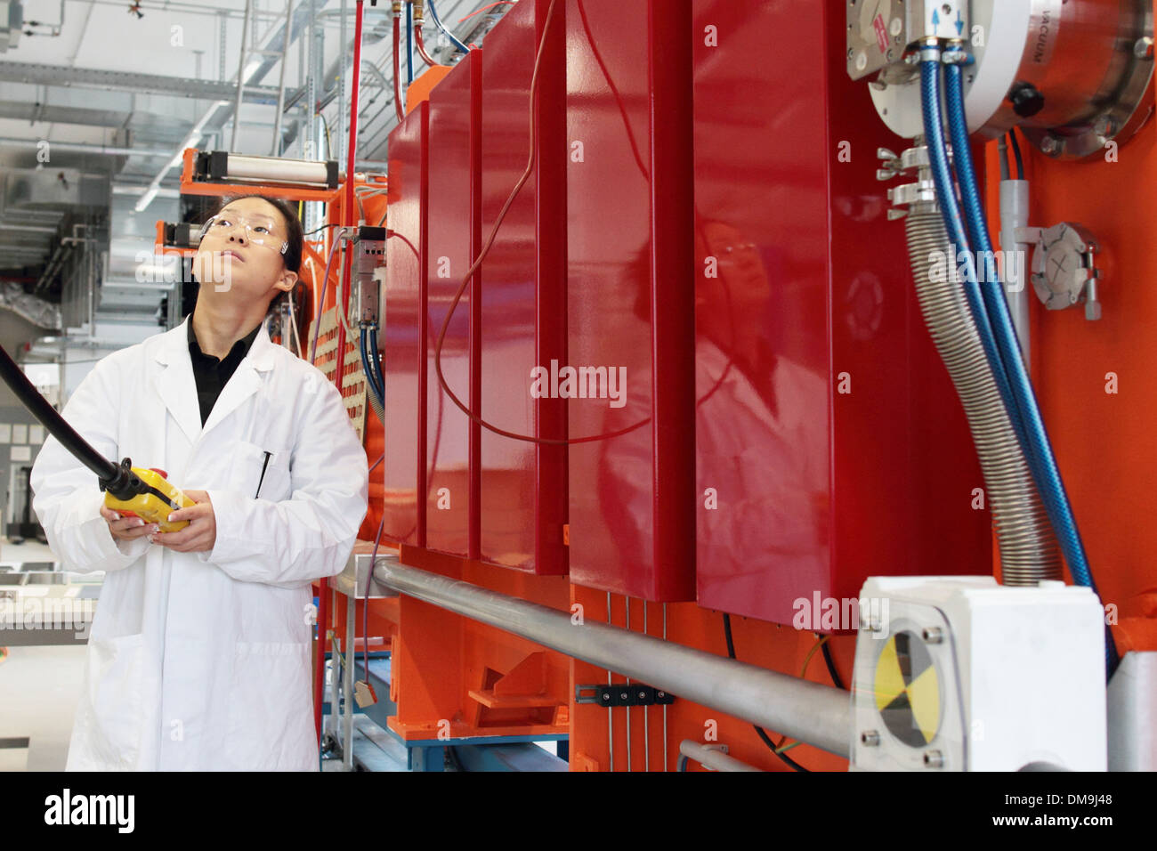 ein Asien-Wissenschaftlerin arbeitet in einem Labor mit einem Laborkittel Stockfoto
