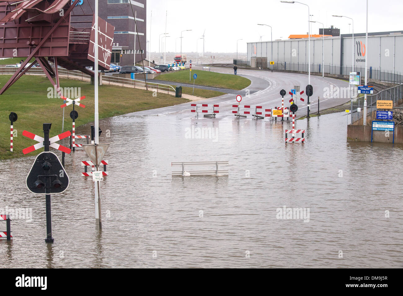 Überflutete Straßen in Delfzijl in den Niederlanden Stockfoto