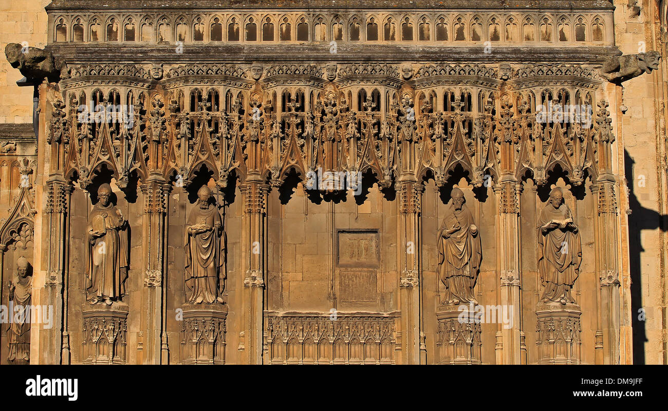 Religiöse steinerne arbeiten an der westlichen Außenwand der Kathedrale von Canterbury Stockfoto