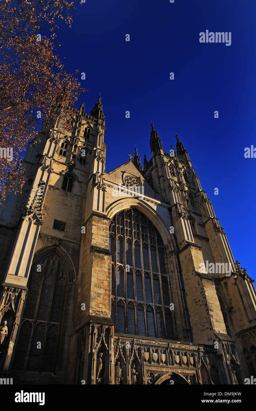 Der südliche Aspekt der Canterbury Kathedrale Süd-west Eingang Turm vor einem tiefblauen Himmel Stockfoto