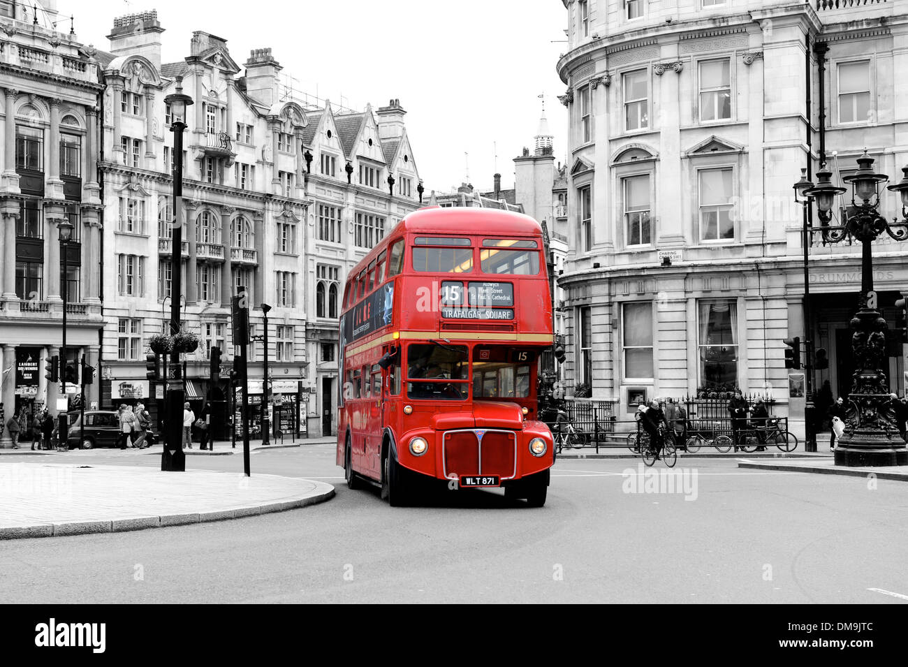 Ein Londoner Routemaster Bus am Kreisverkehr auf dem Trafalgar Square Stockfoto